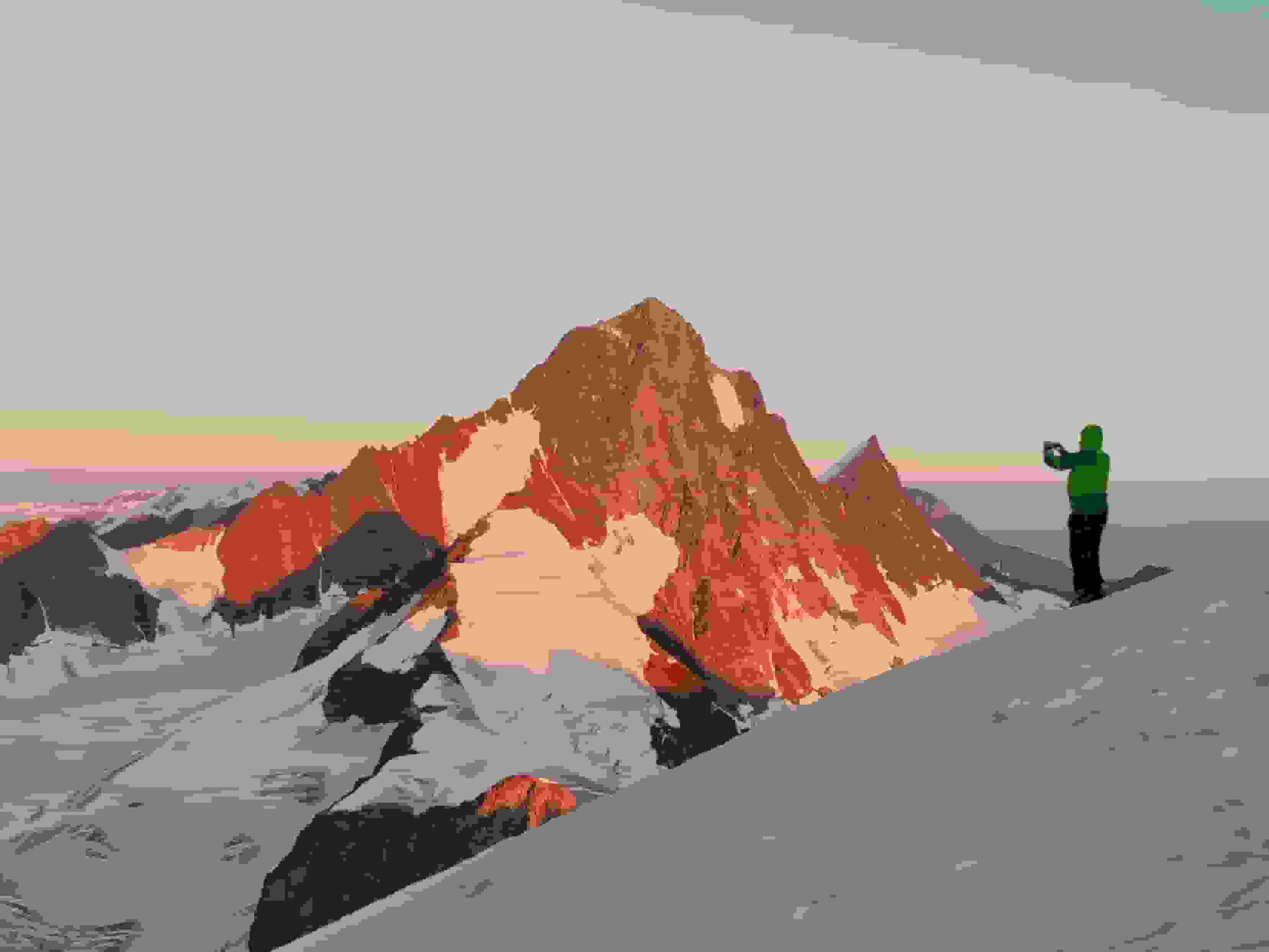 Finsteraarhorn bei Sonnenaufgang vom Oberaarhorn aus gesehen