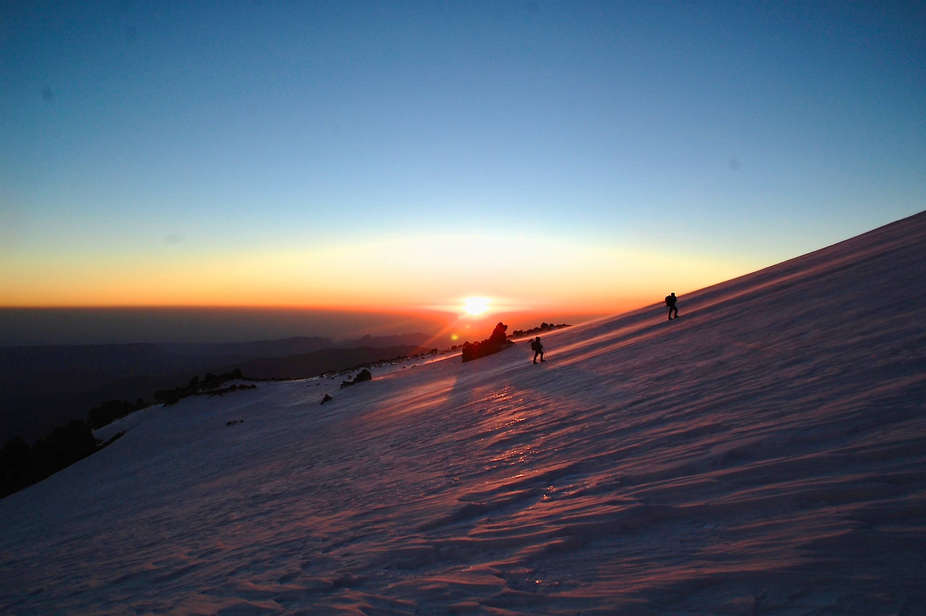 Sonnenaufgang. Zwei andere Bergsteiger auf dem Weg zum Ostgipfel