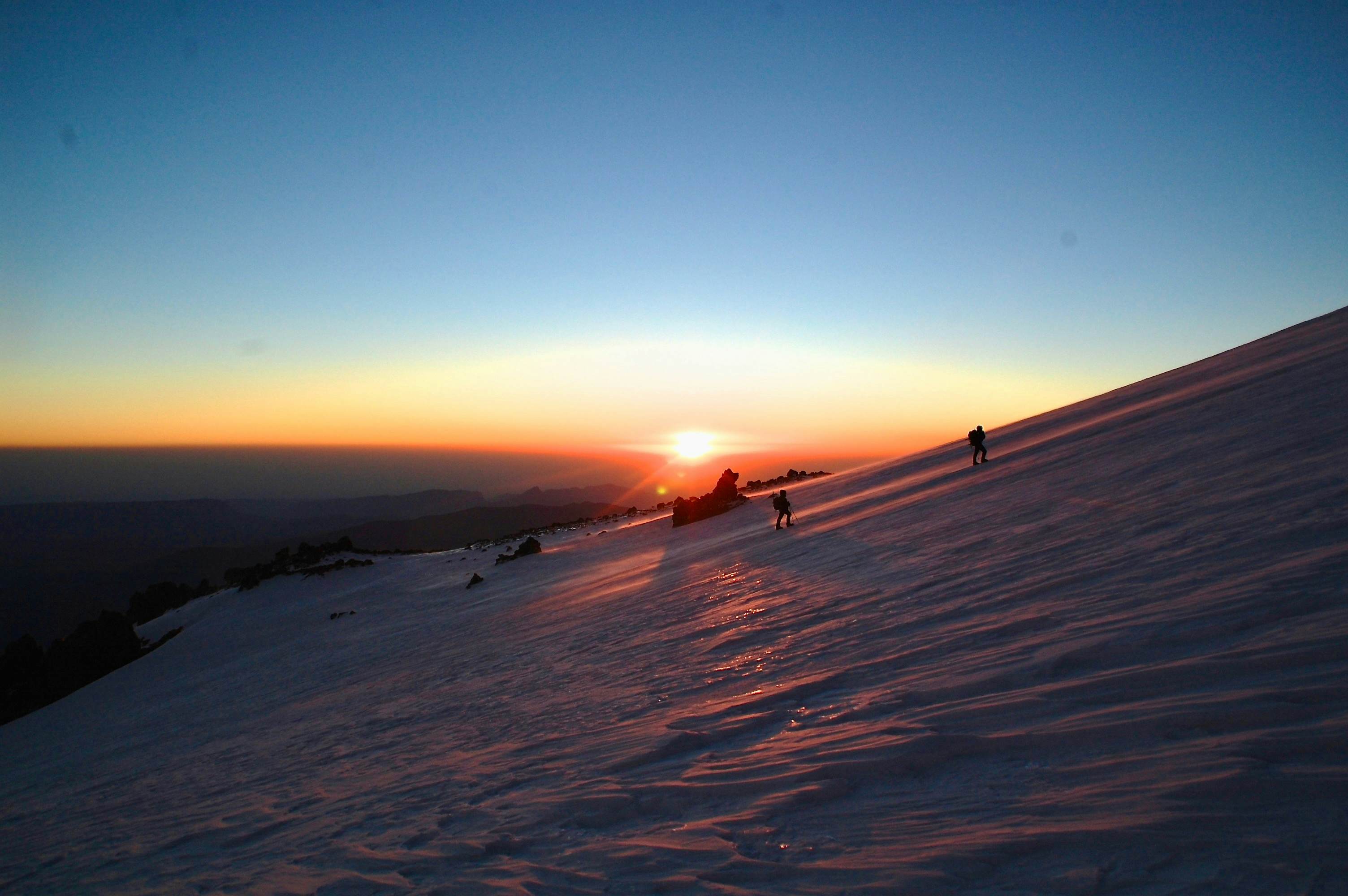 Sonnenaufgang. Zwei andere Bergsteiger auf dem Weg zum Ostgipfel