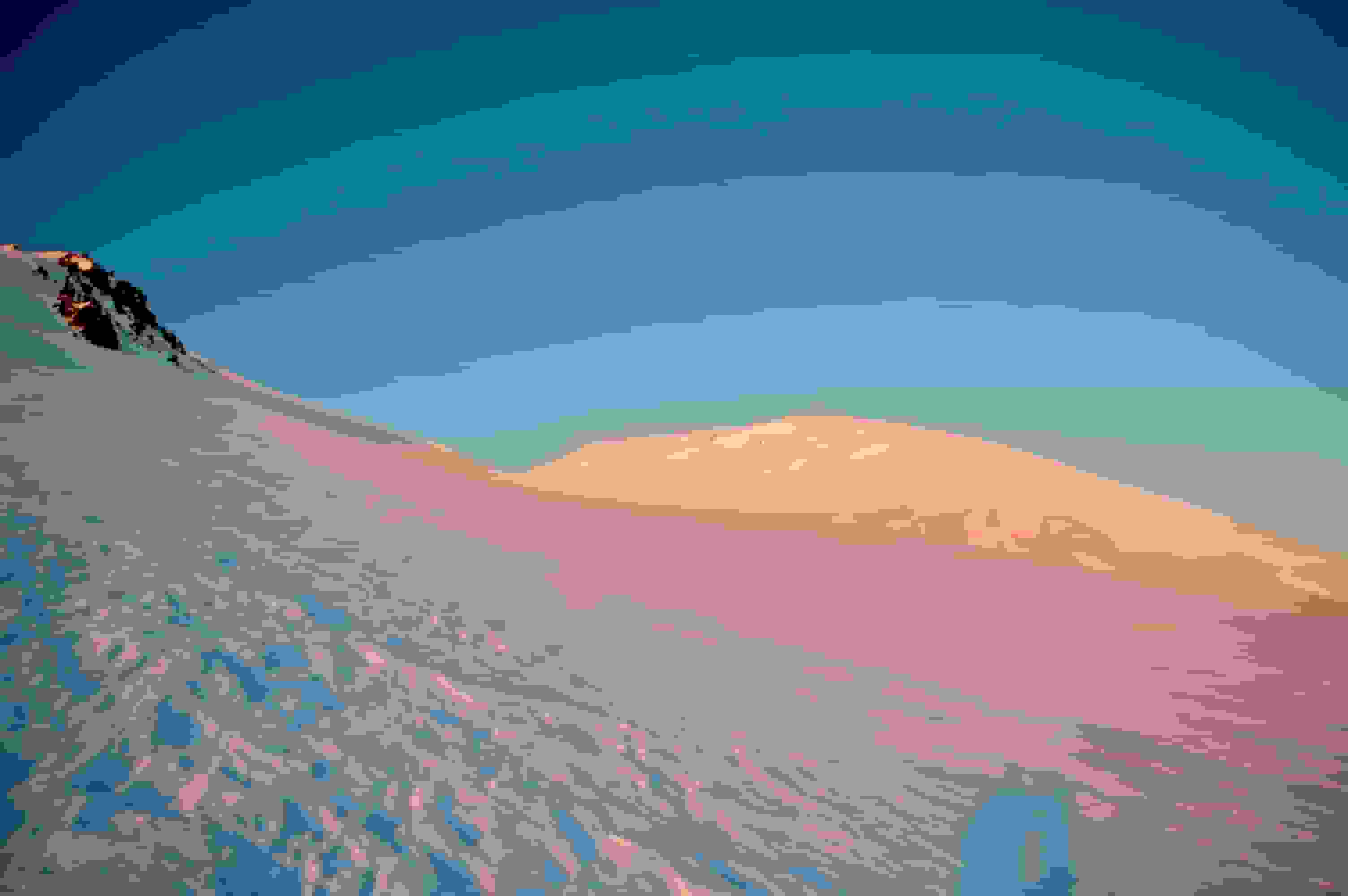 Blick von oberhalb der Lenz Rocks in Richtung Westgipfel. Still a long way to go. Die Distanzen täuschen gewaltig.