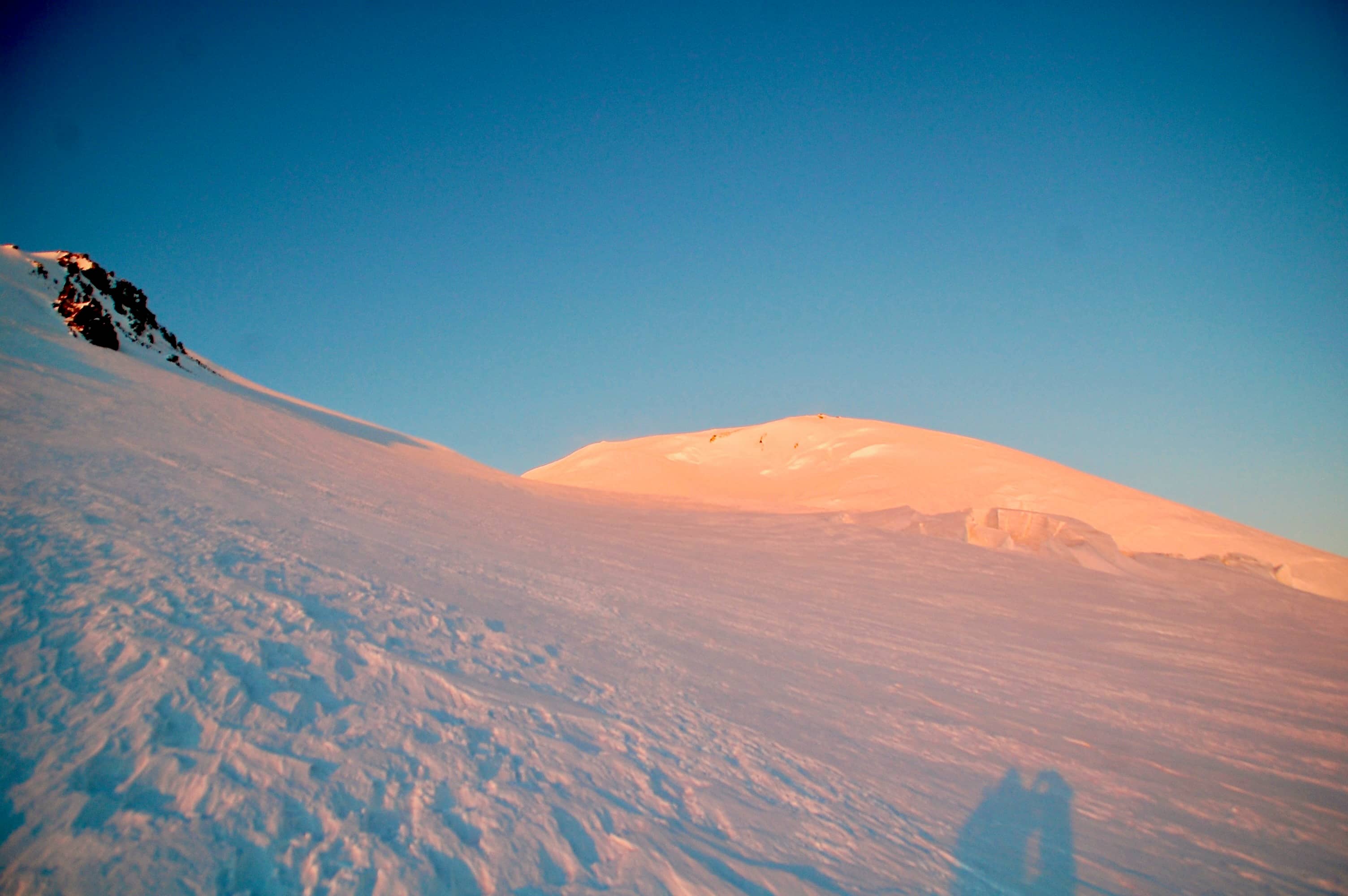 Blick von oberhalb der Lenz Rocks in Richtung Westgipfel. Still a long way to go. Die Distanzen täuschen gewaltig.