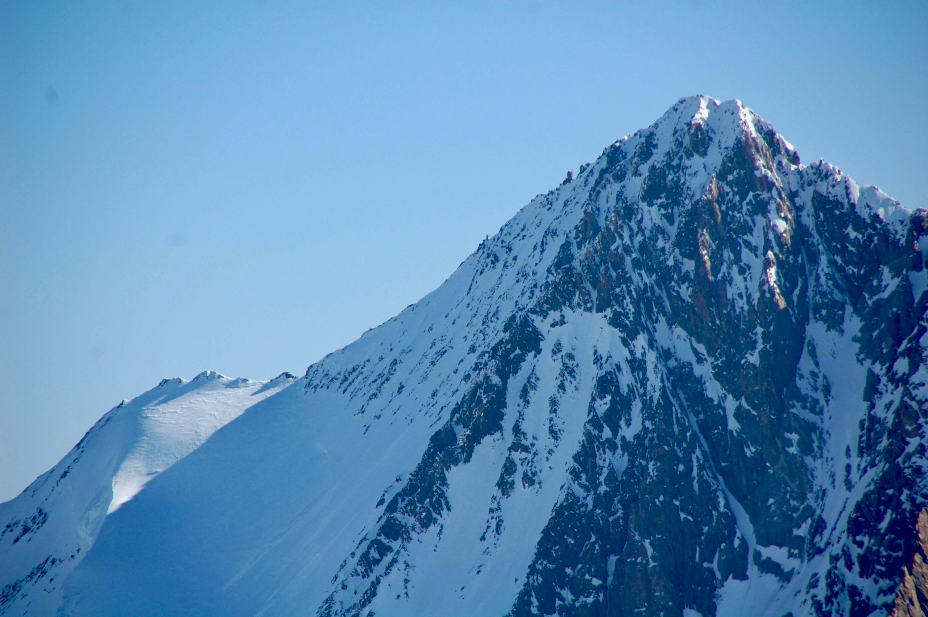 Detailaufnahme Finsteraarhorn vom Gross Wannenhorn. Mit den Skis steigt man bis zum flachen Gratstück an der Sonne (Hugisattel) hoch.