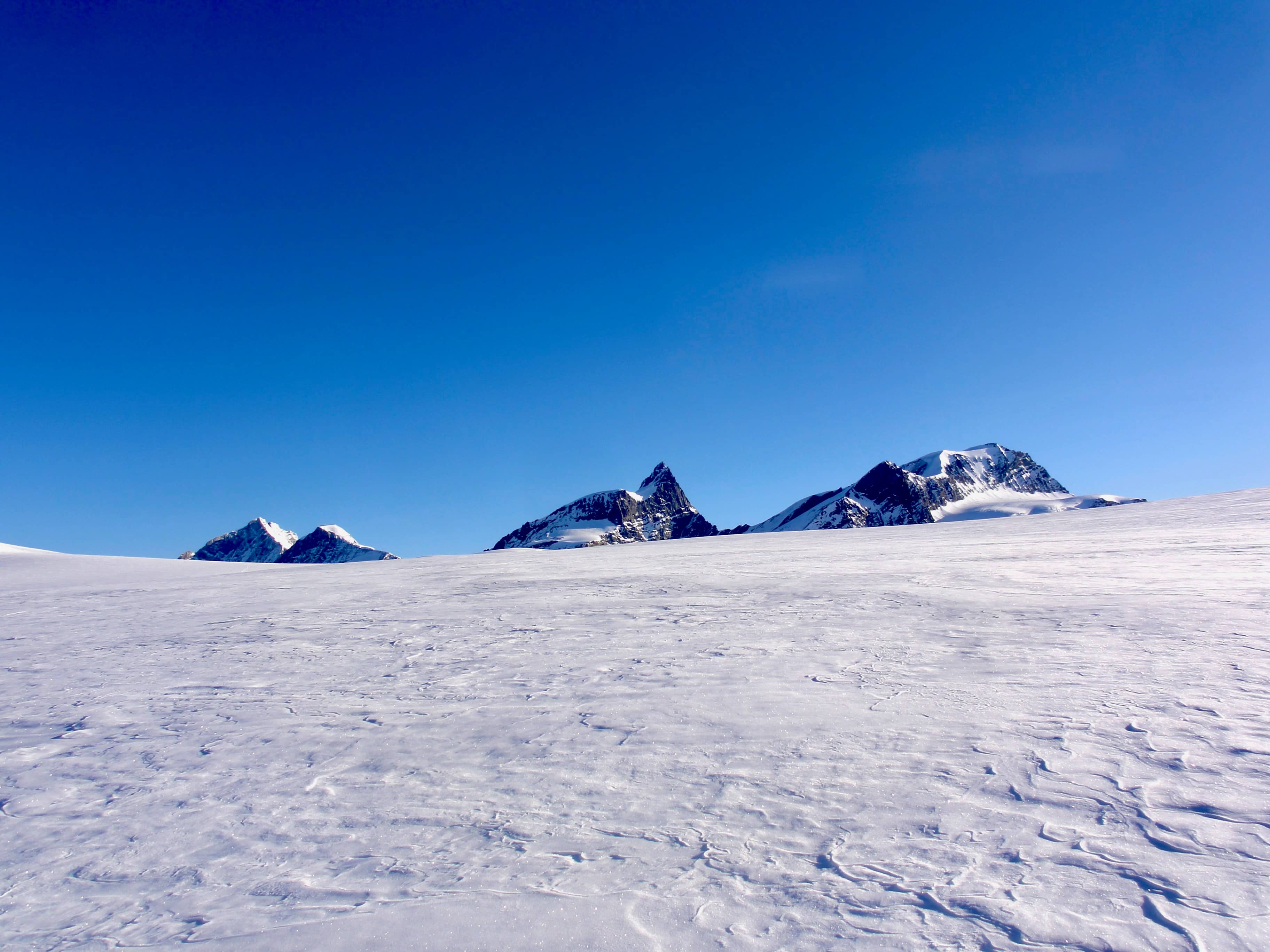 Rimpfisch- und Strahlhorn tauchen über dem Gornergletscher auf