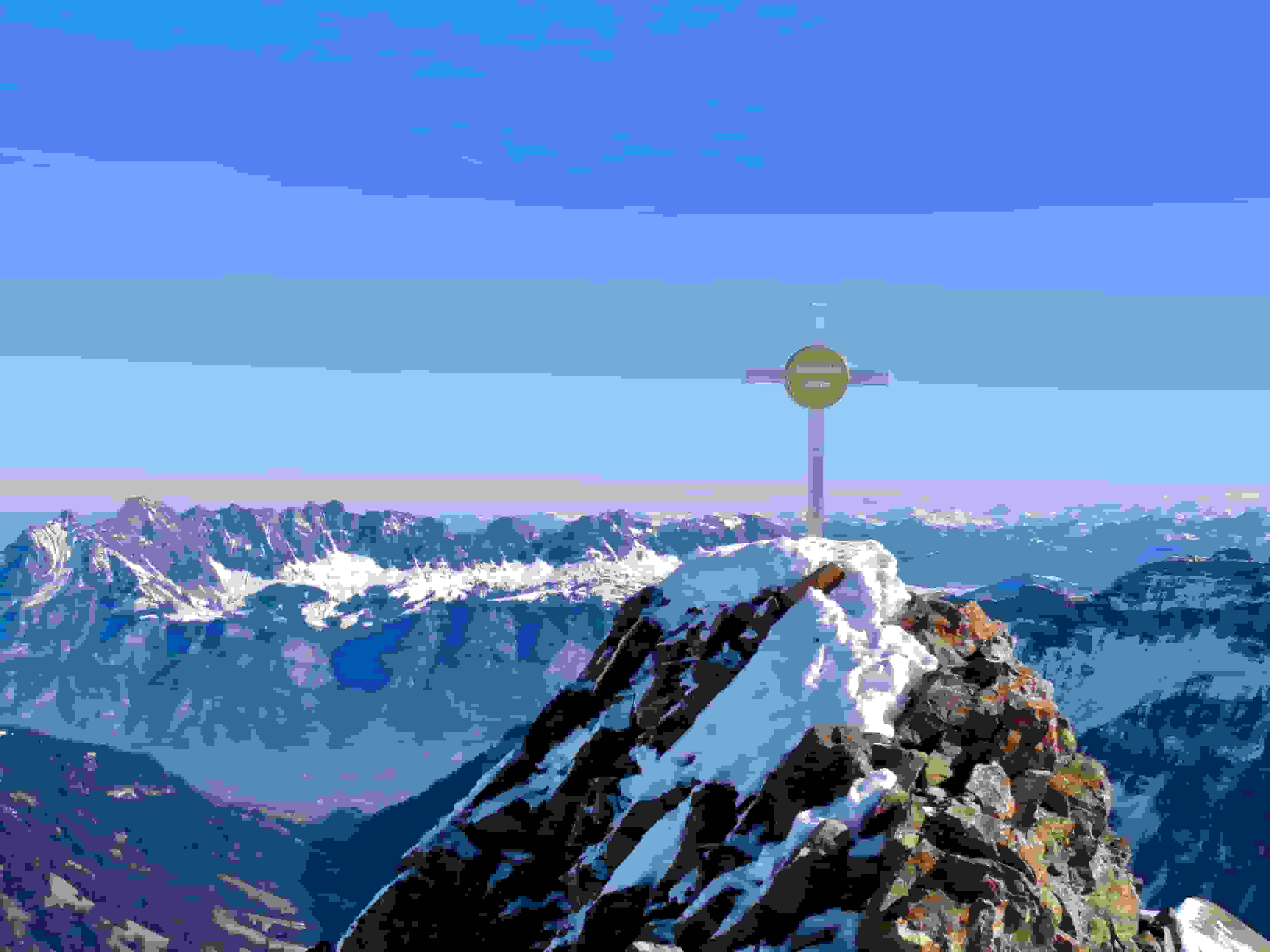 Eigenwilliges Gipfelkreuz auf dem Spitzmeilen