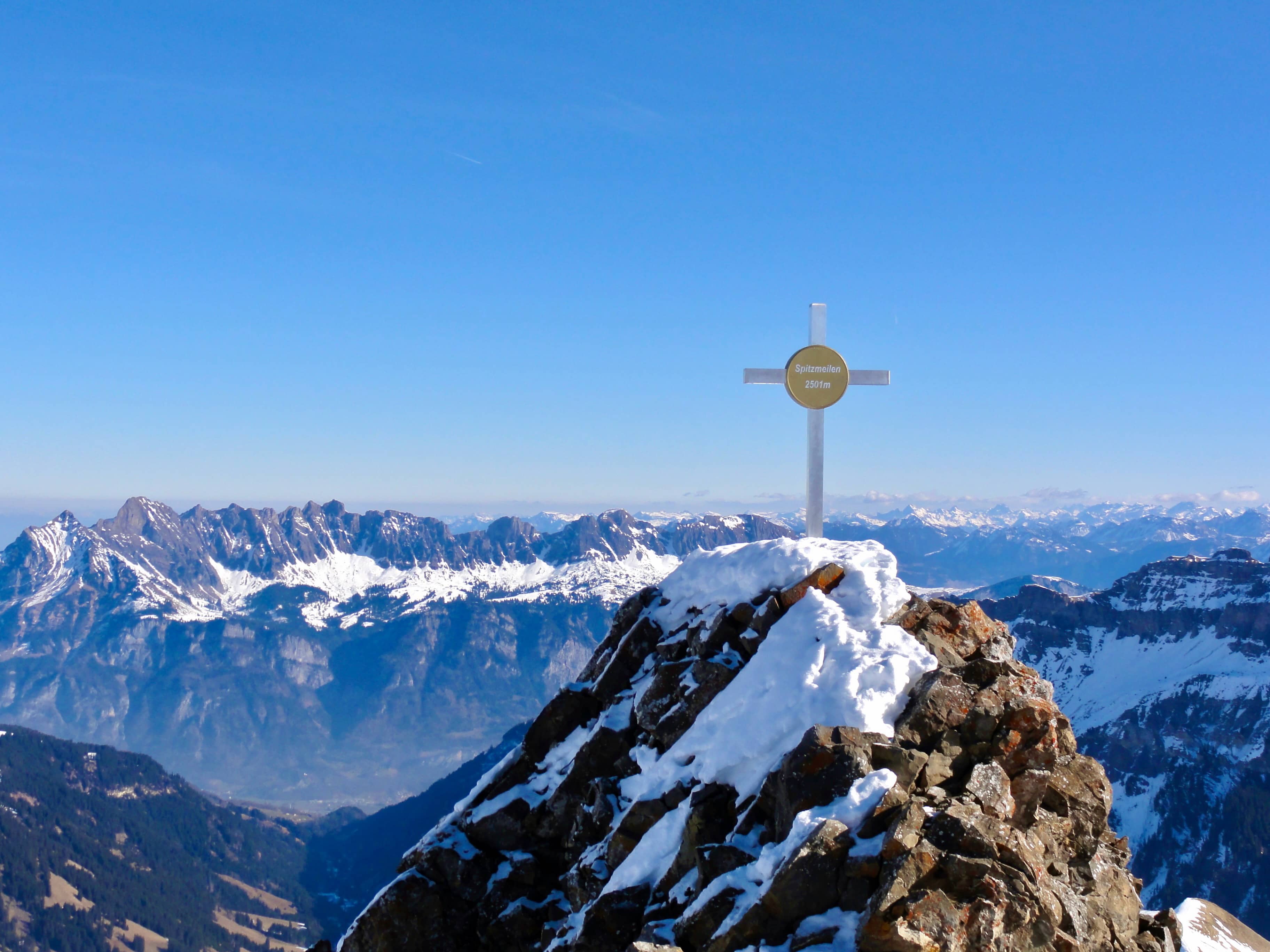 Eigenwilliges Gipfelkreuz auf dem Spitzmeilen