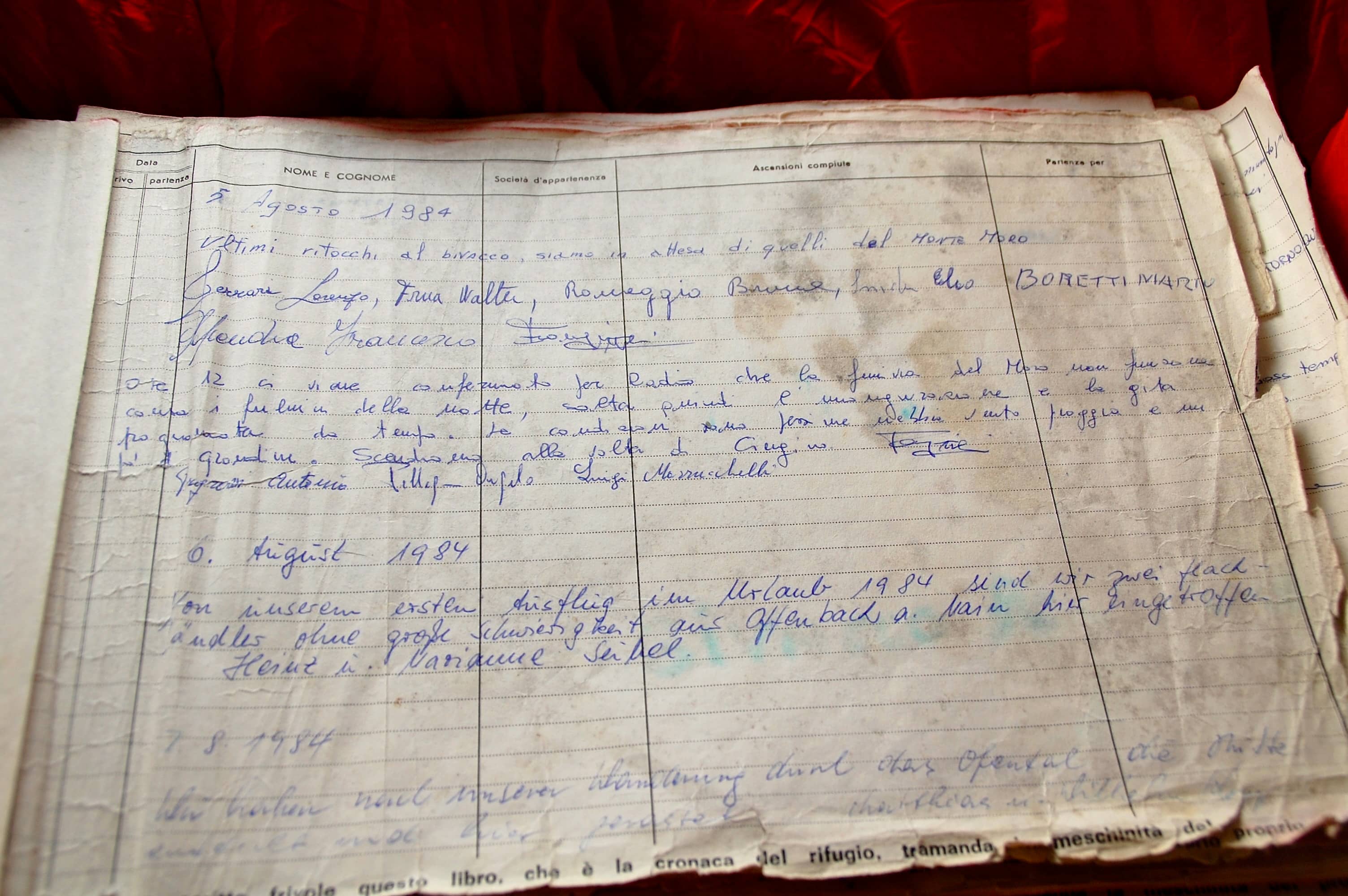 Die ersten Seiten des Hüttenbuchs im Biv. Antigine stammen aus dem Sommer 1984