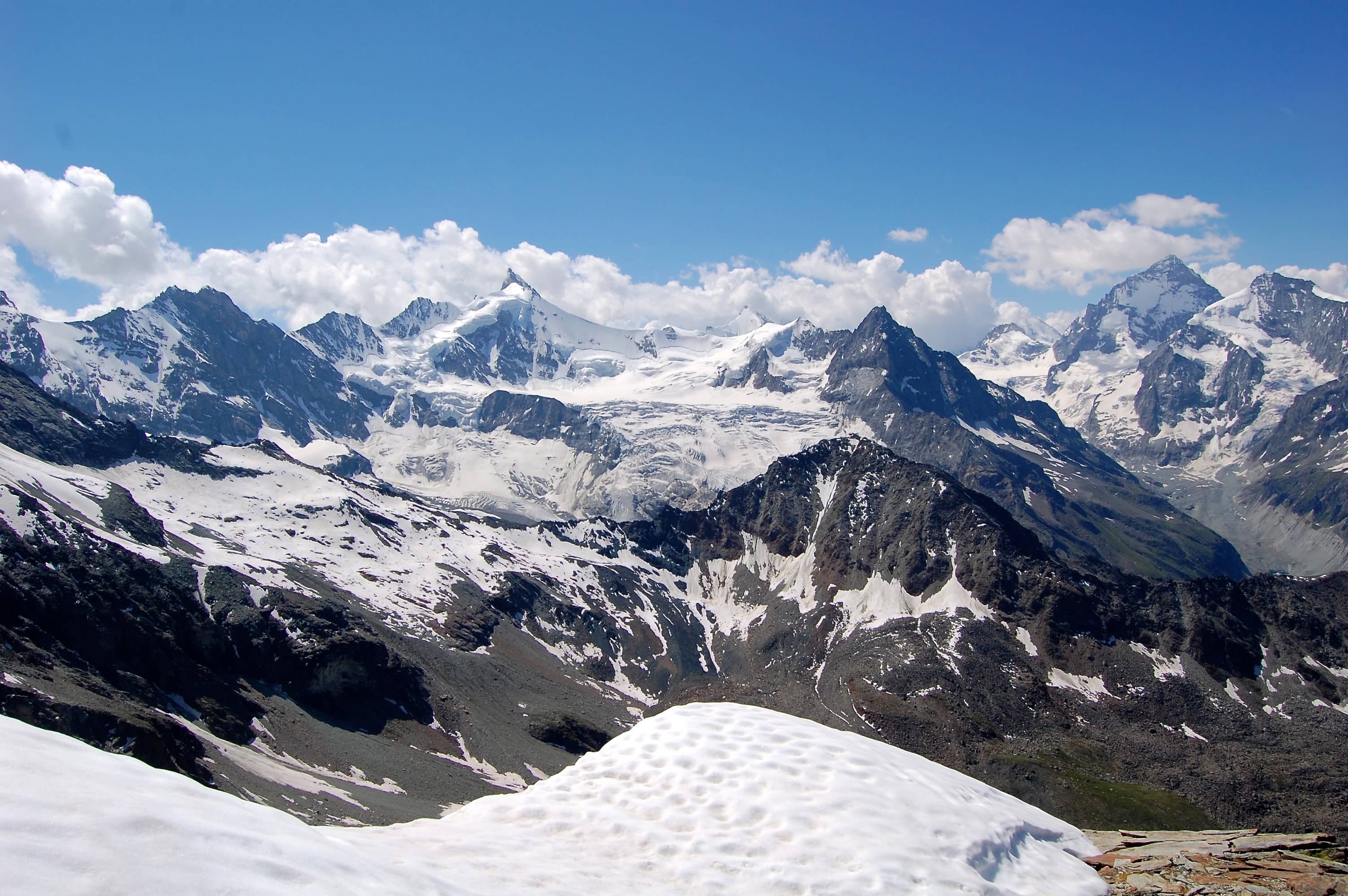 Und nach Süden: Schalihorn, Zinalrothorn, Ober Gabelhorn, Dent Blanche