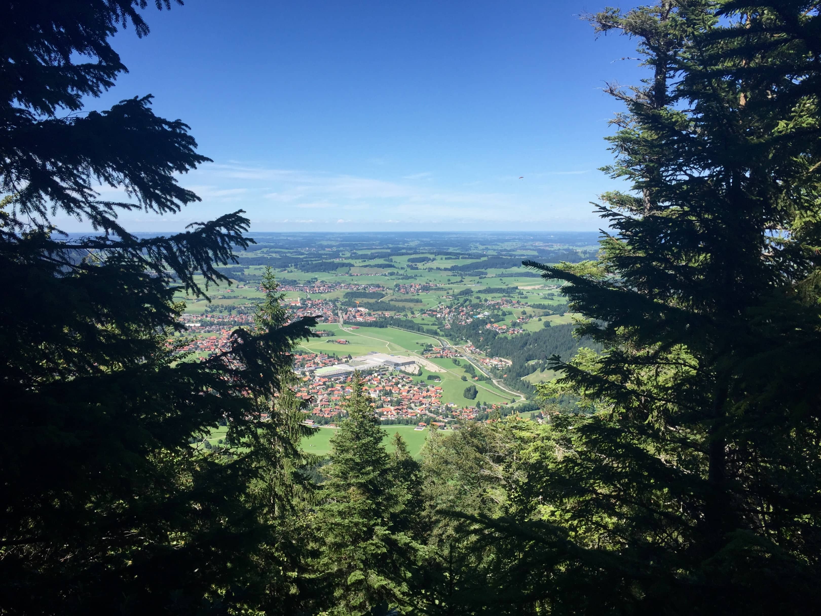 Aufstieg zur Hochalphütte. Unten Pfronten.