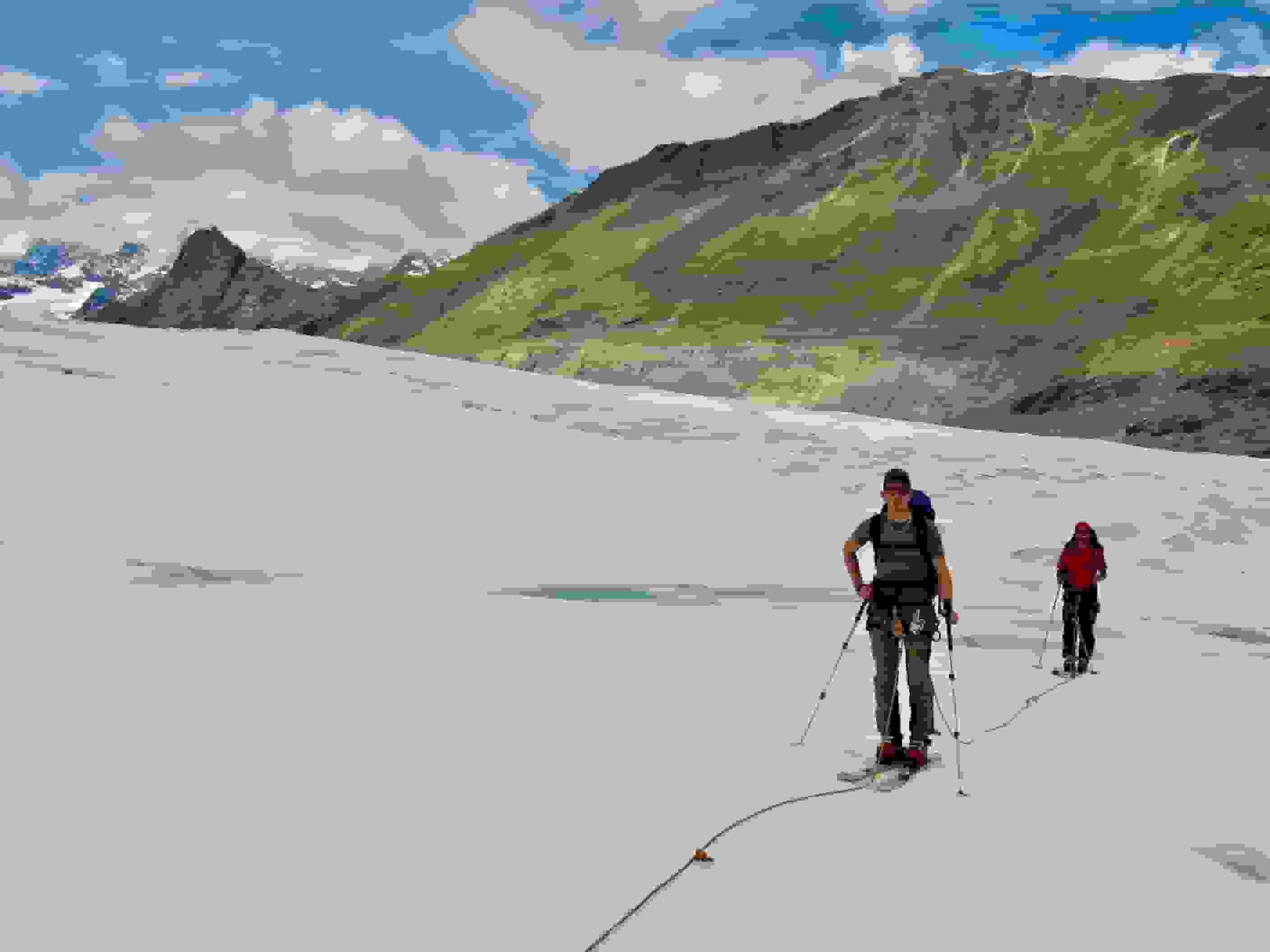 Auf dem Gletscher. Hinten ist der Wanderweg vom Rotenboden zu sehen.