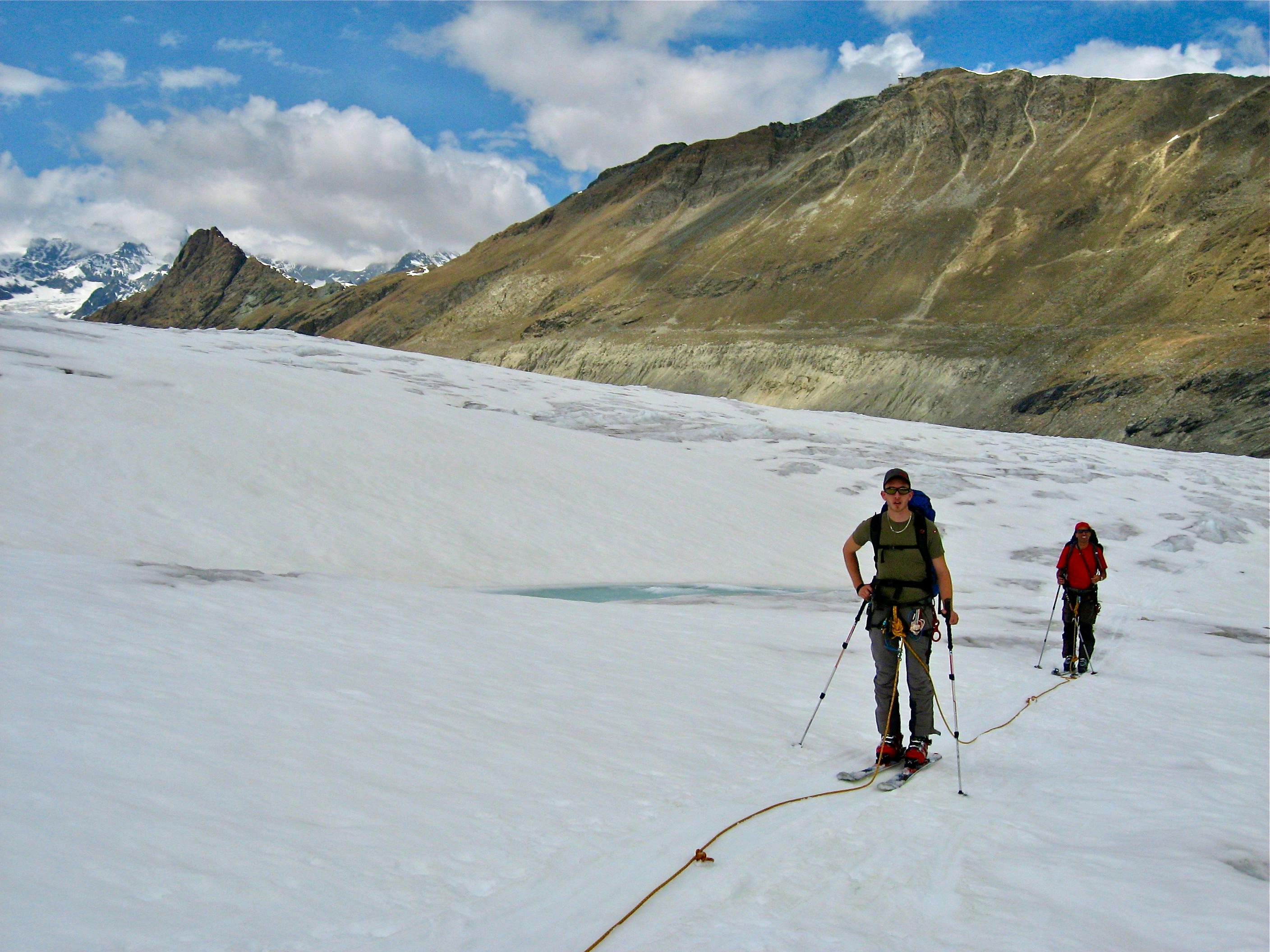 Auf dem Gletscher. Hinten ist der Wanderweg vom Rotenboden zu sehen.