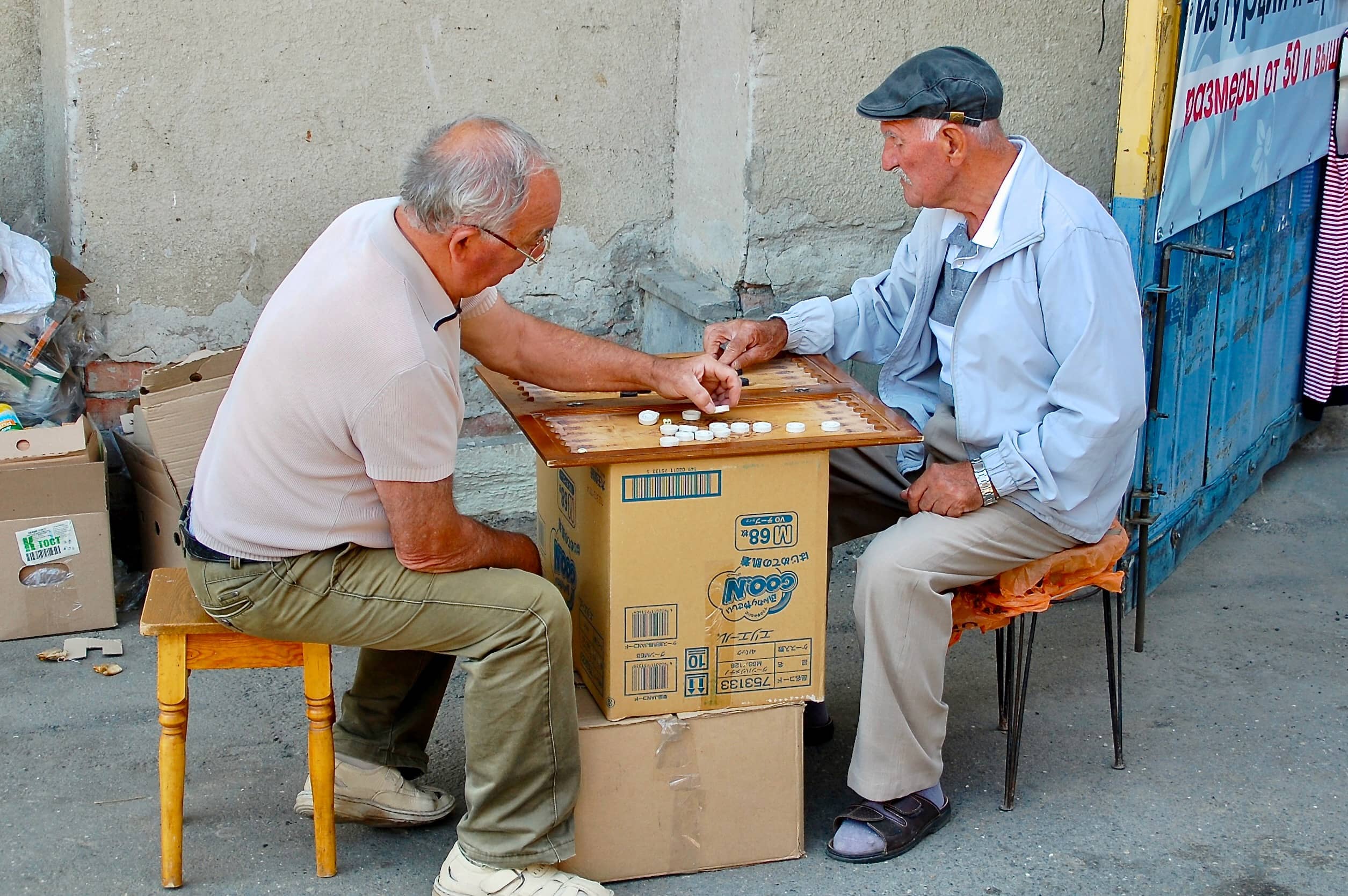 Brettgespielt wird überall am Strassenrand