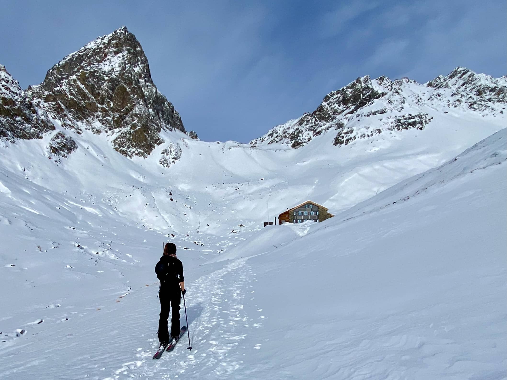 Bald ist die Tuoihütte erreicht. Oben der Piz Buin