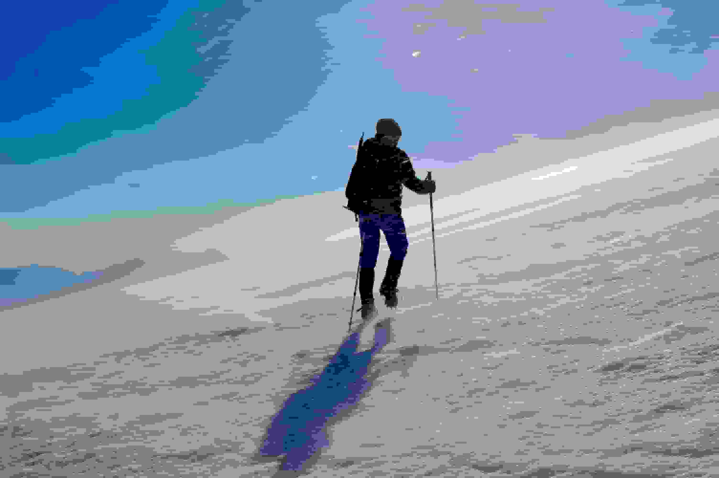 Kampf gegen Wind und Eispartikel beim Akklimatisieren