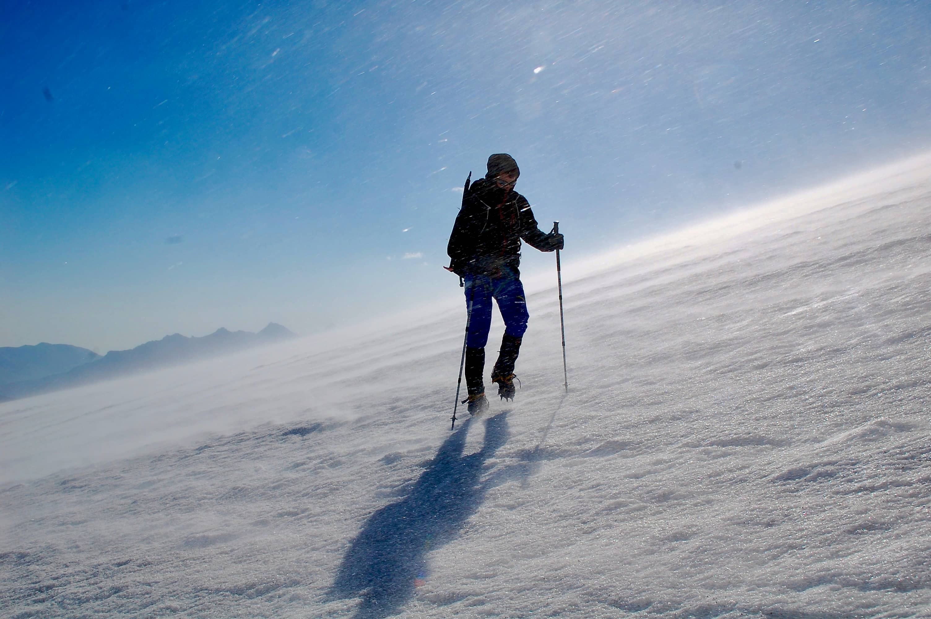 Kampf gegen Wind und Eispartikel beim Akklimatisieren