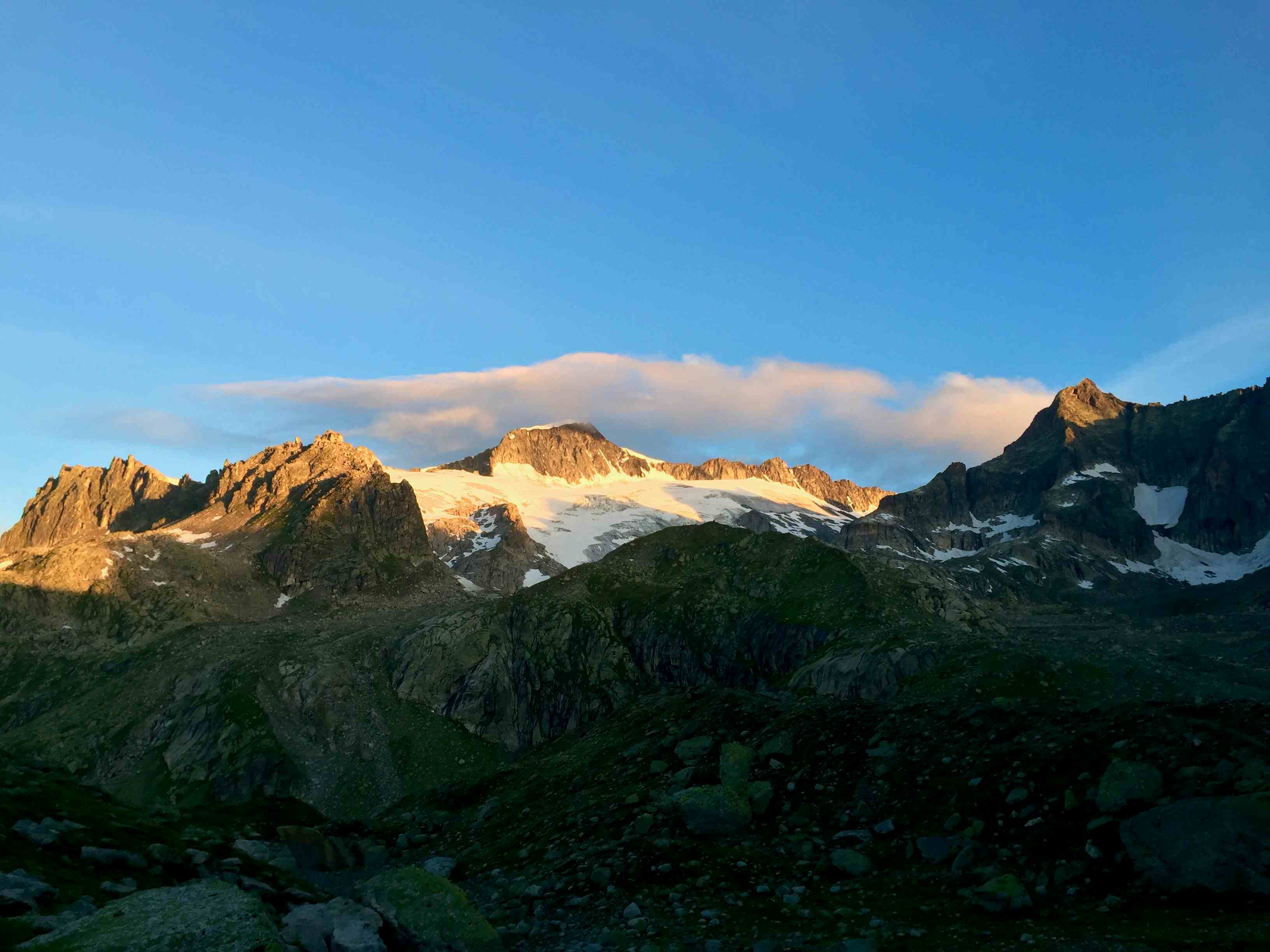 Blick zum Galenstock; rechts das Gletschhorn