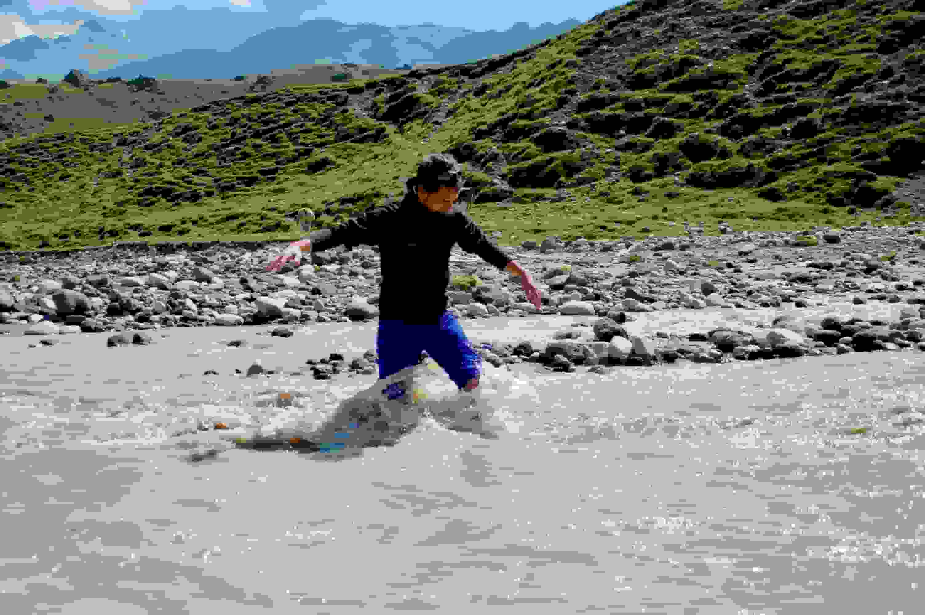Am Nachmittag bringt der Fluss einiges an Schmelzwasser mit. Fahrzeuge queren ihn deshalb meistens am Morgen