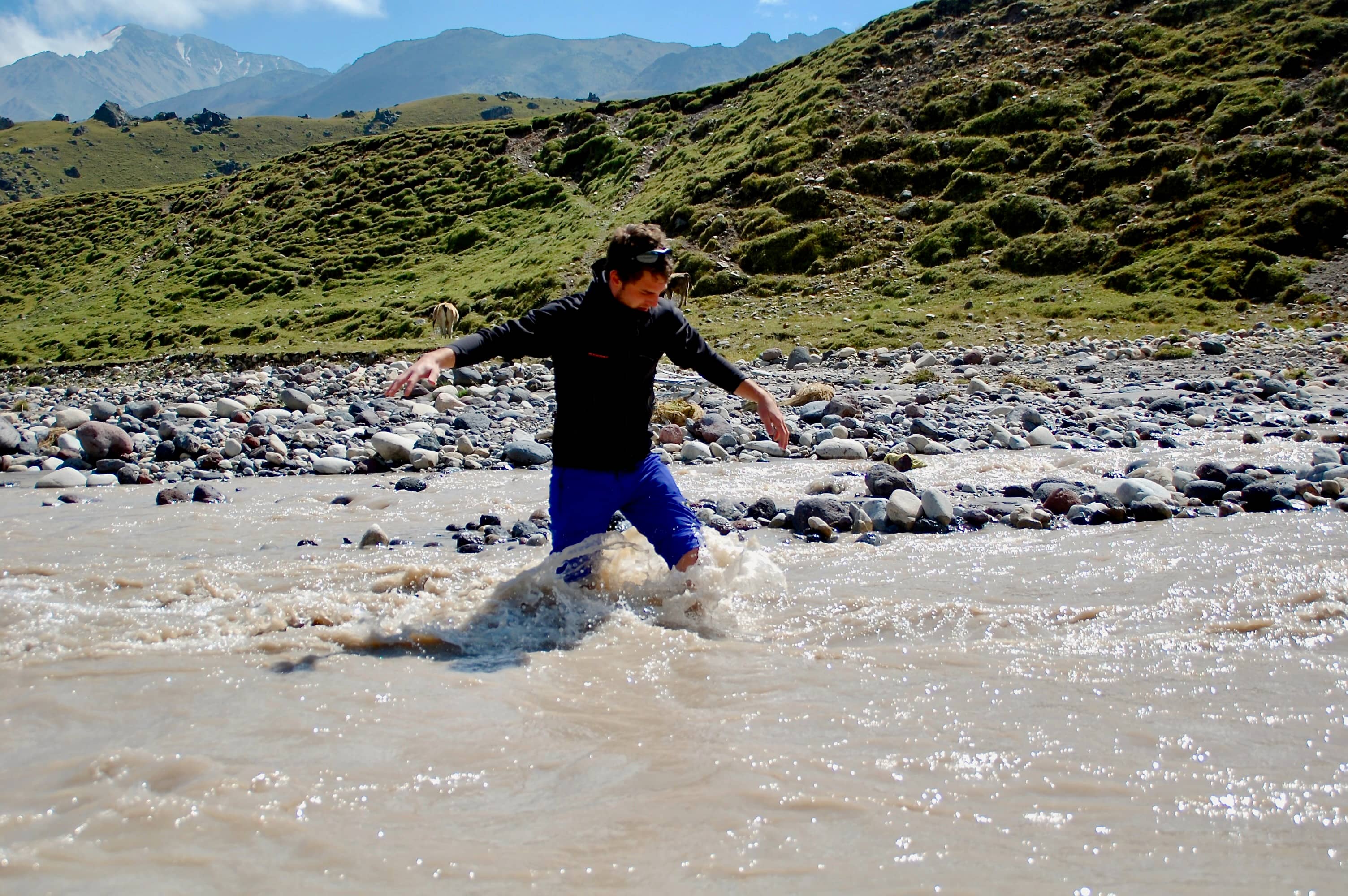 Am Nachmittag bringt der Fluss einiges an Schmelzwasser mit. Fahrzeuge queren ihn deshalb meistens am Morgen