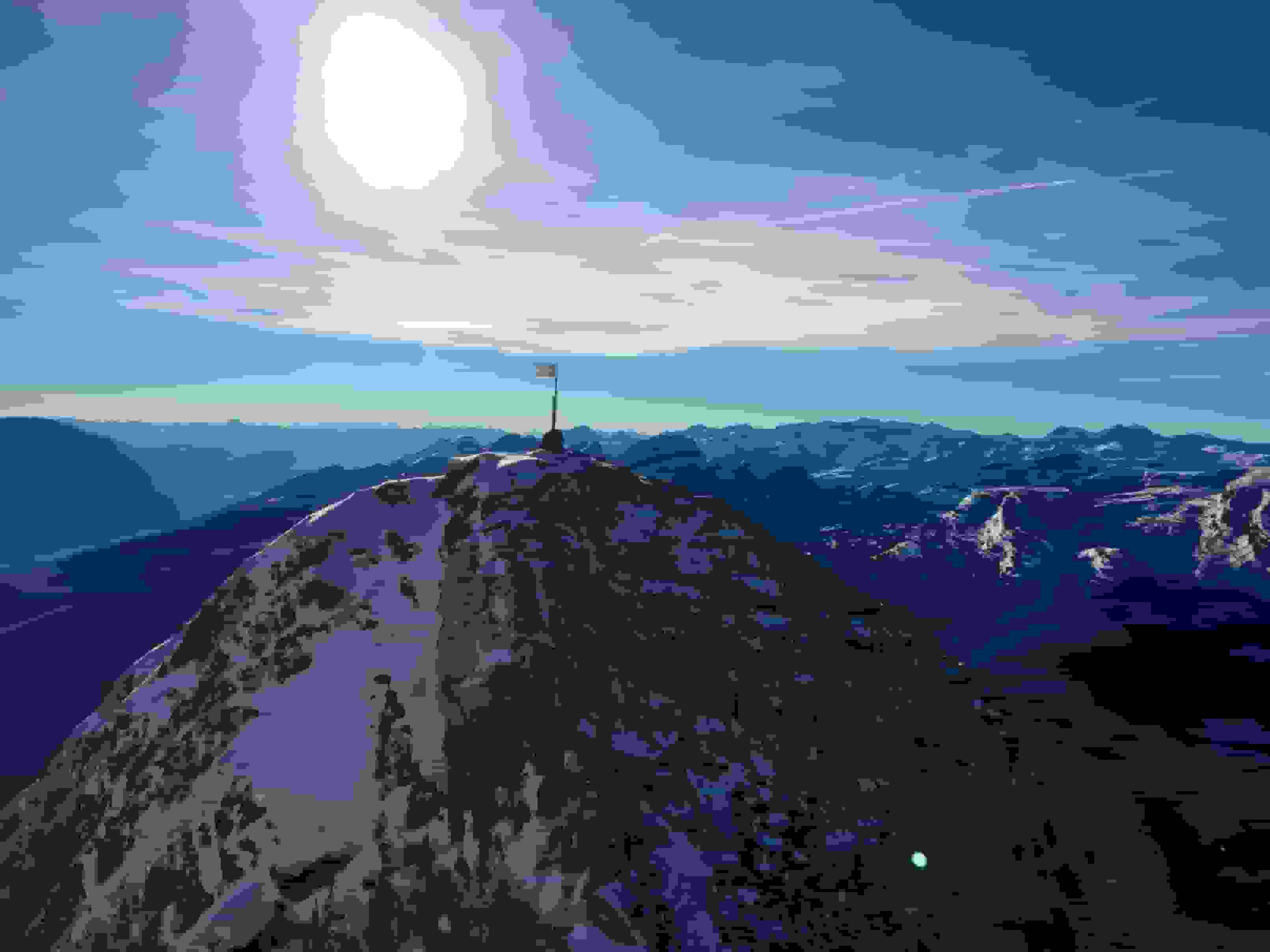 Blick vom Gipfel zum Vorgipfel des Wildhuser Schafbergs.