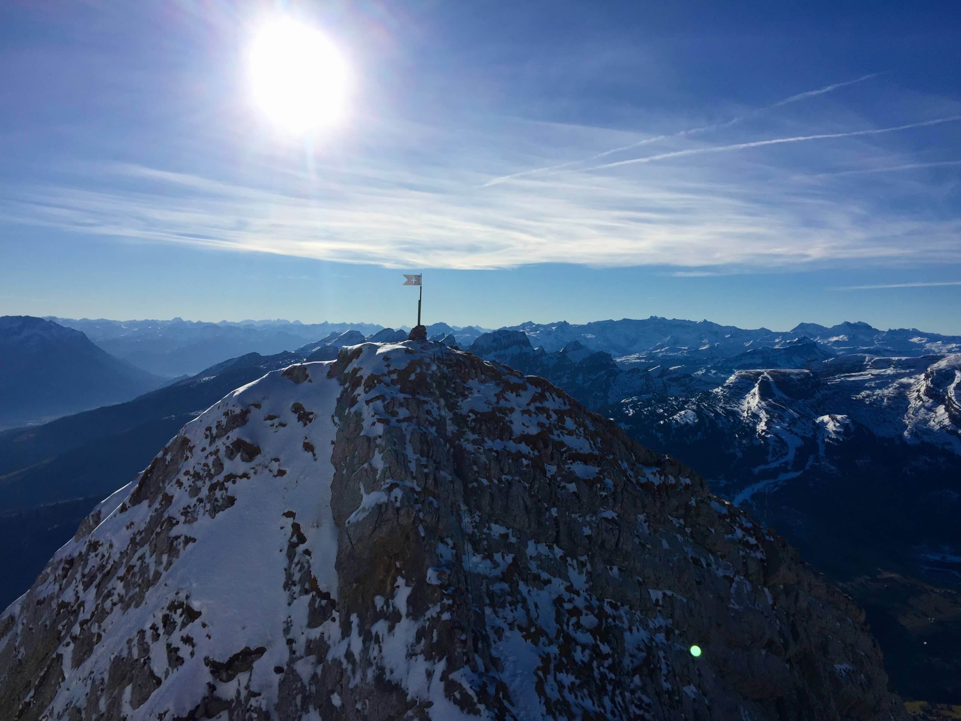 Blick vom Gipfel zum Vorgipfel des Wildhuser Schafbergs.