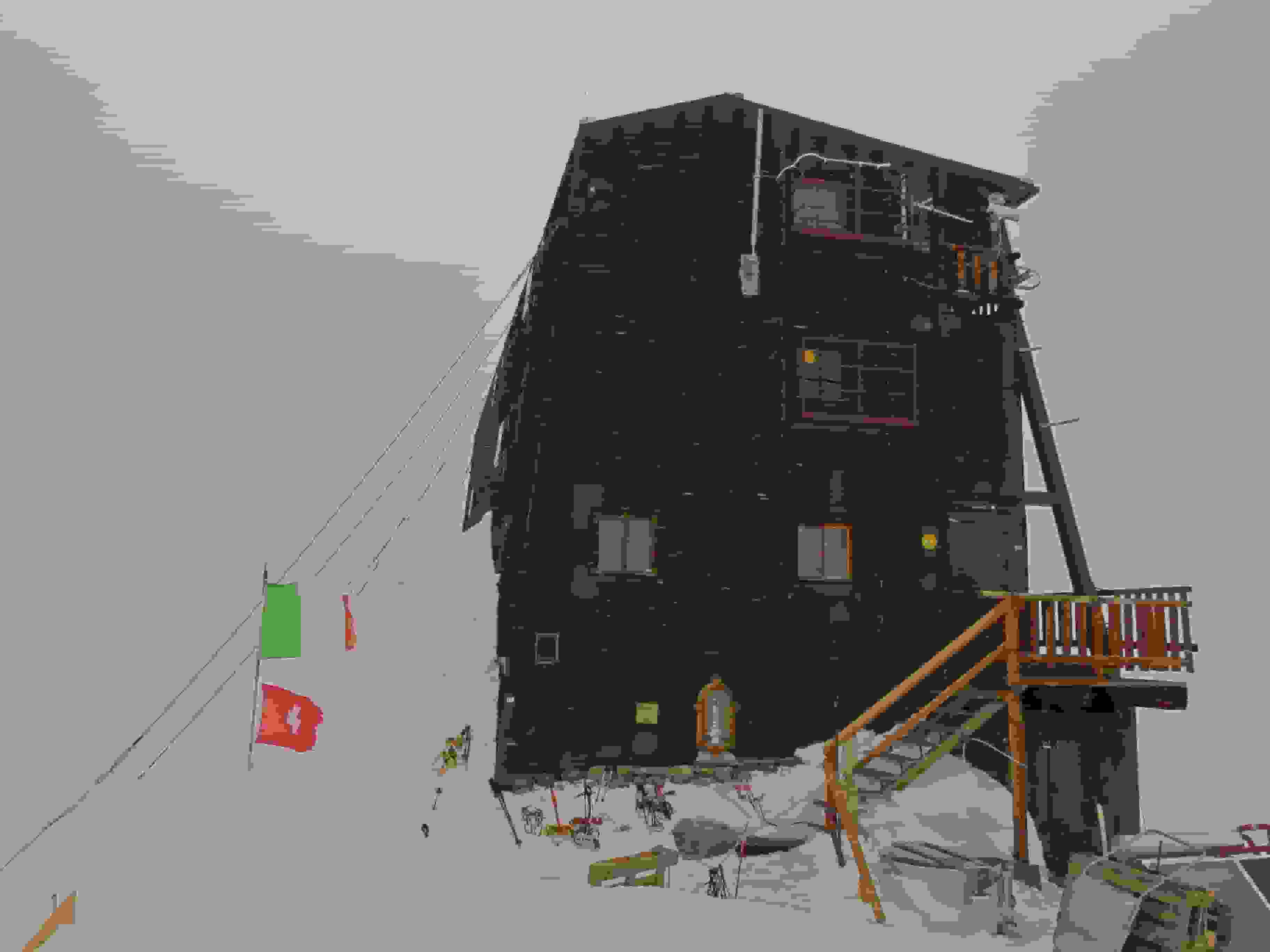 Capanna Regina Margherita im Nebel. Die höchste Hütte Europas!