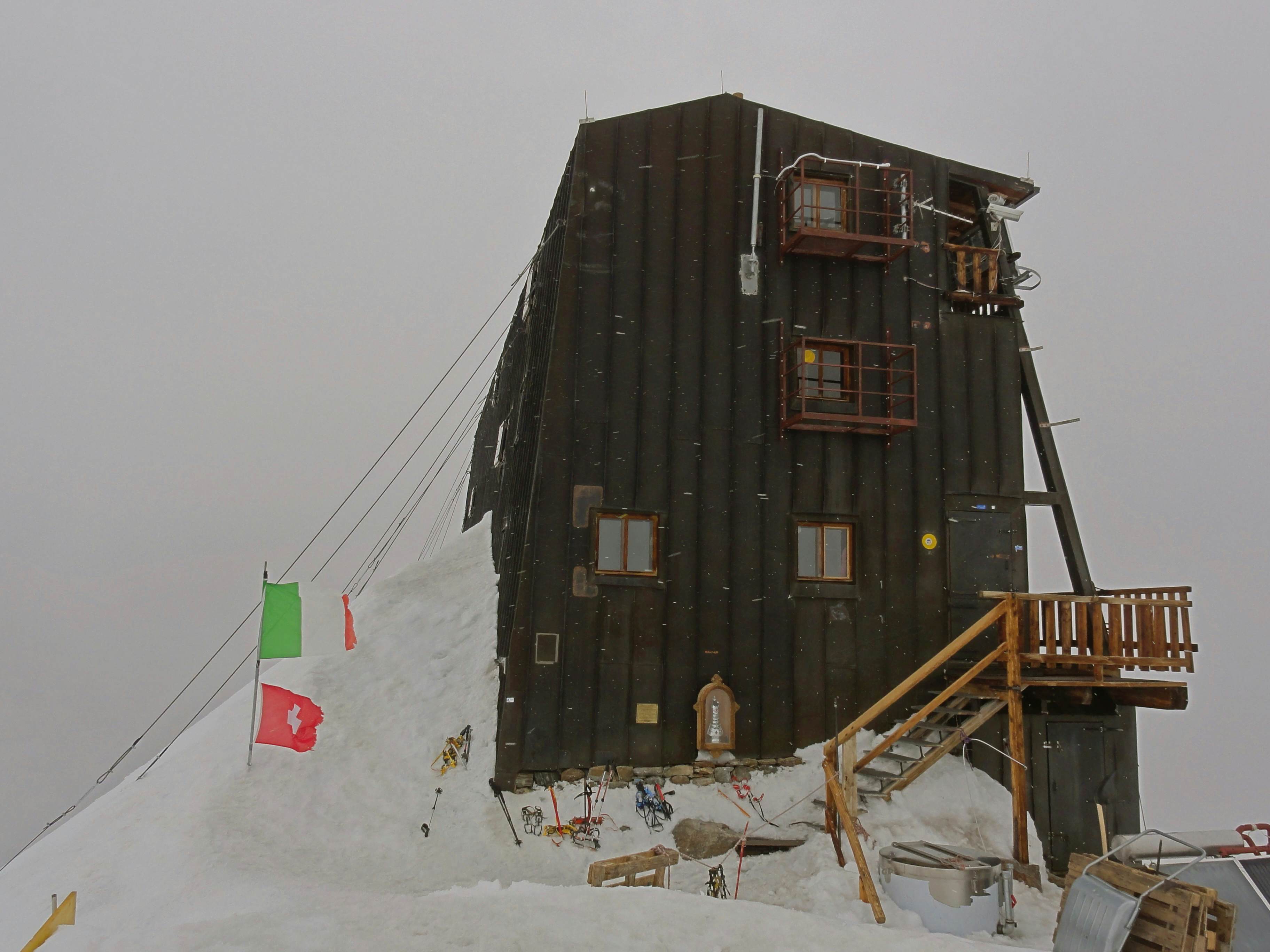 Capanna Regina Margherita im Nebel. Die höchste Hütte Europas!