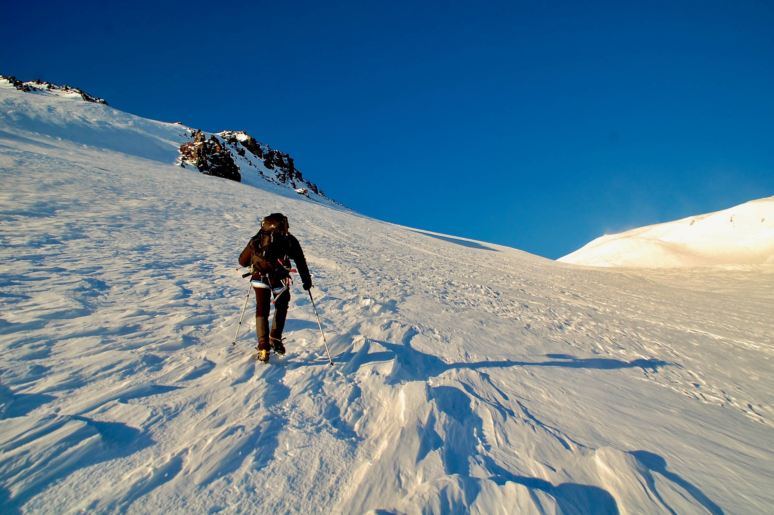 Bald auf 5000m. Esra wandert langsam über den vom Wind bearbeiteten Schnee