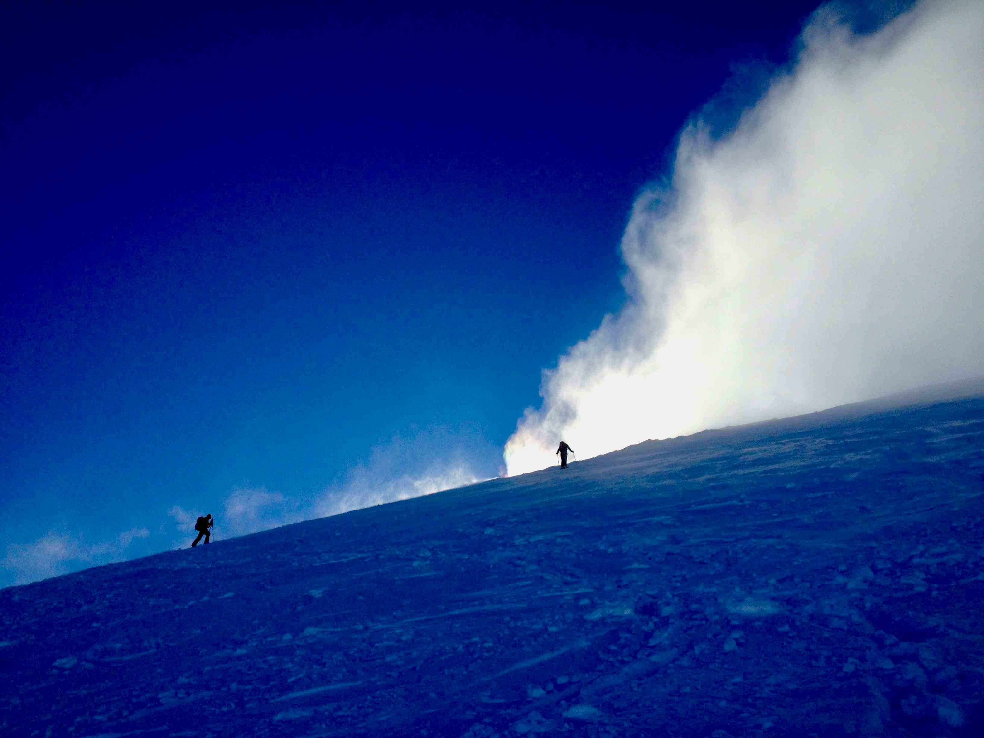 Schönes Schauspiel: Weitere Skitüreler kurz vor dem Gipfel