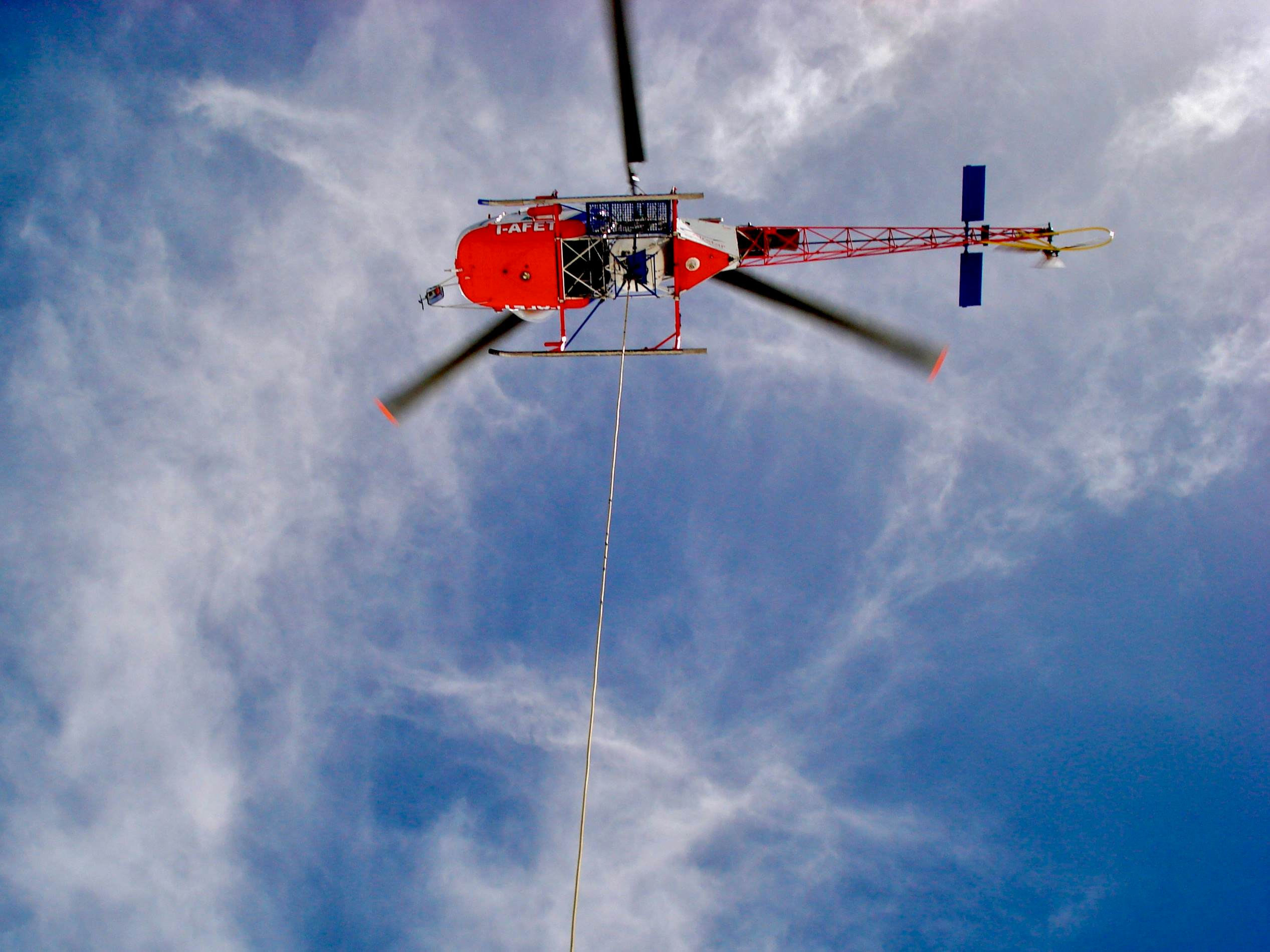 Ein Helikopter liefert Essen auf die Gnifettihütte