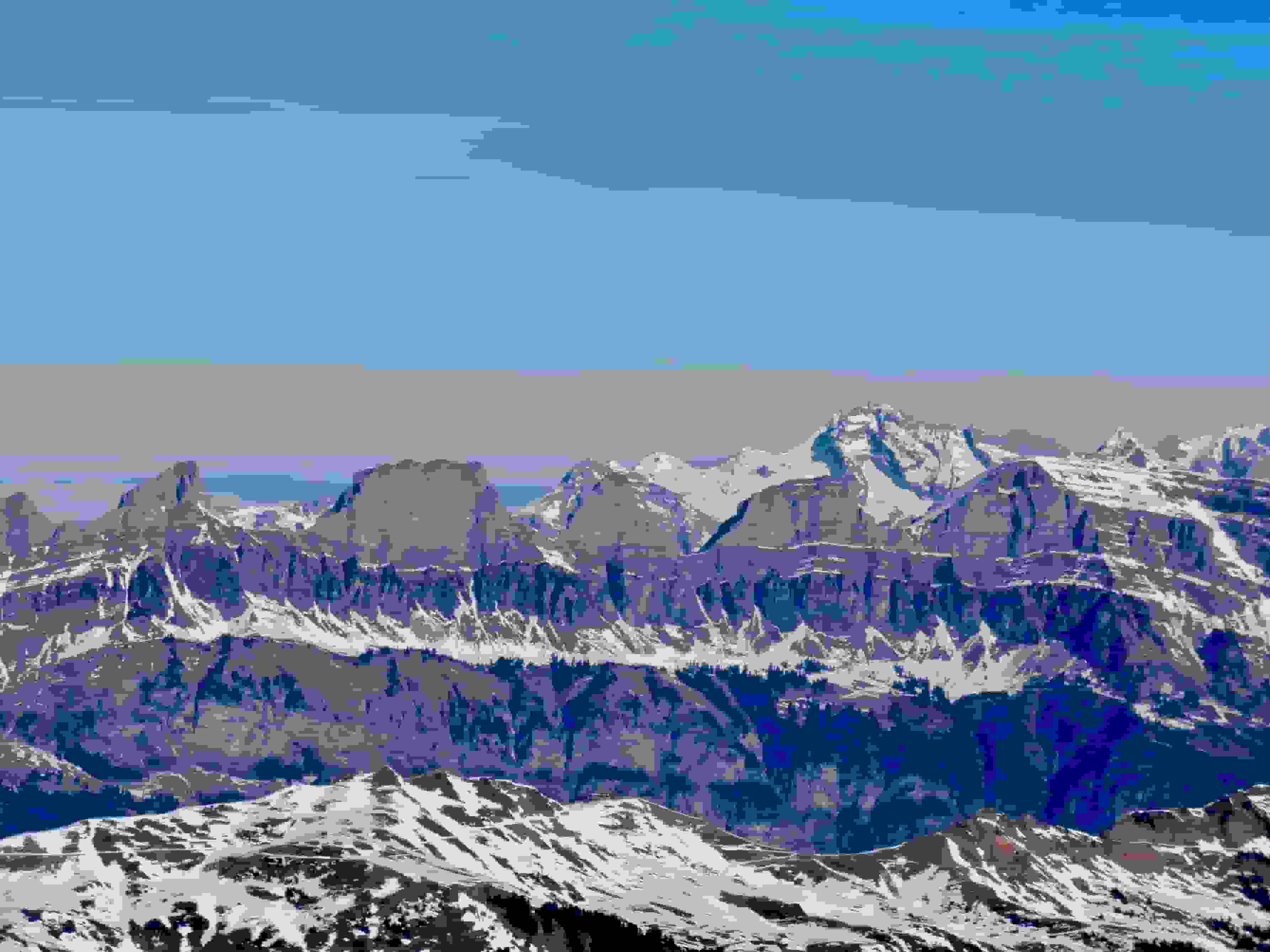 Churfirsten, dahinter der Säntis. Unten Maschgenkamm und Ziger