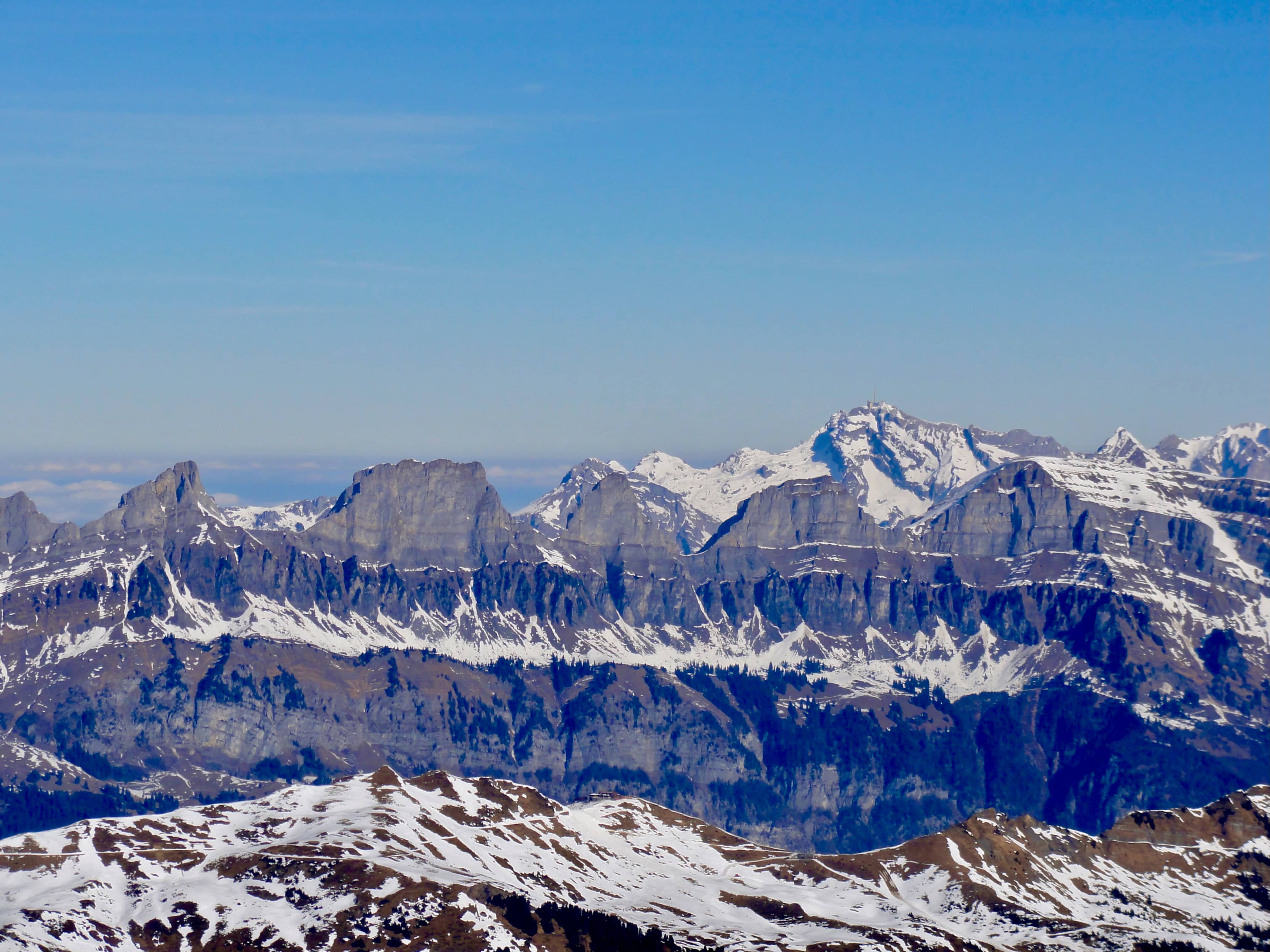 Churfirsten, dahinter der Säntis. Unten Maschgenkamm und Ziger