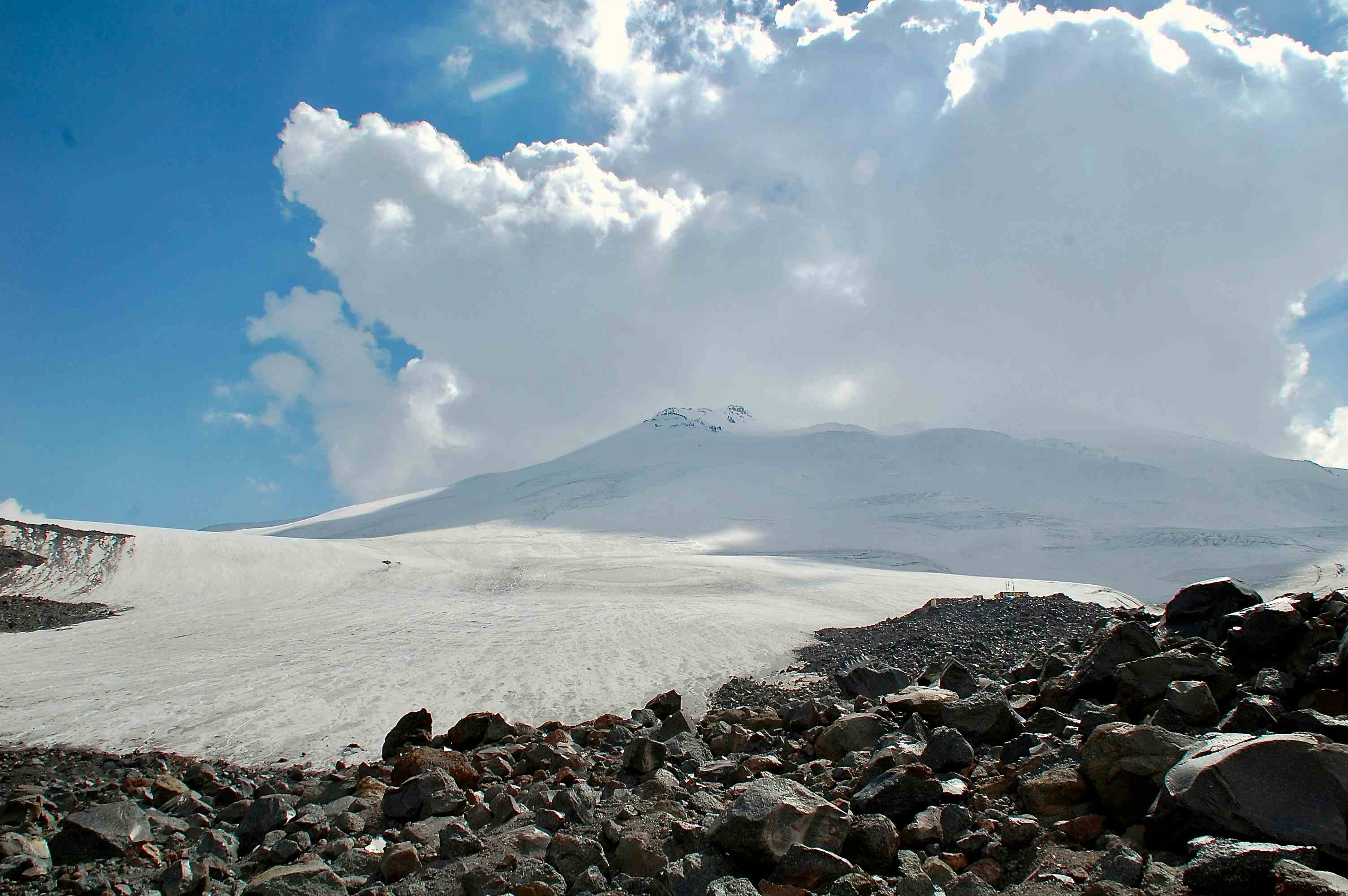 Blick vom Hochlager in Richtung Elbrus (Ostgipfel)