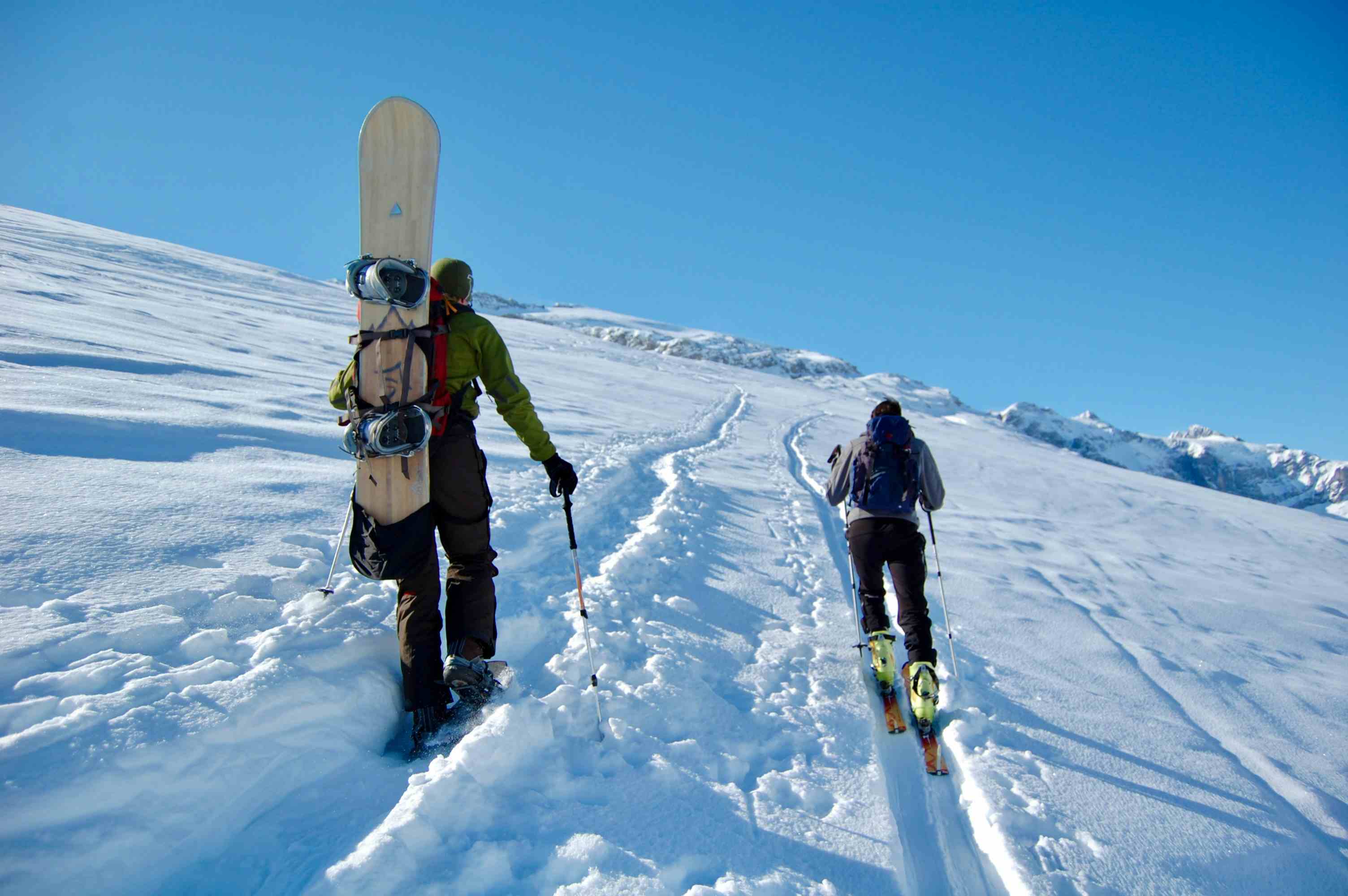 Strikte Trennung der Aufstiegsspuren: Links Schneeschuhe, rechts Ski