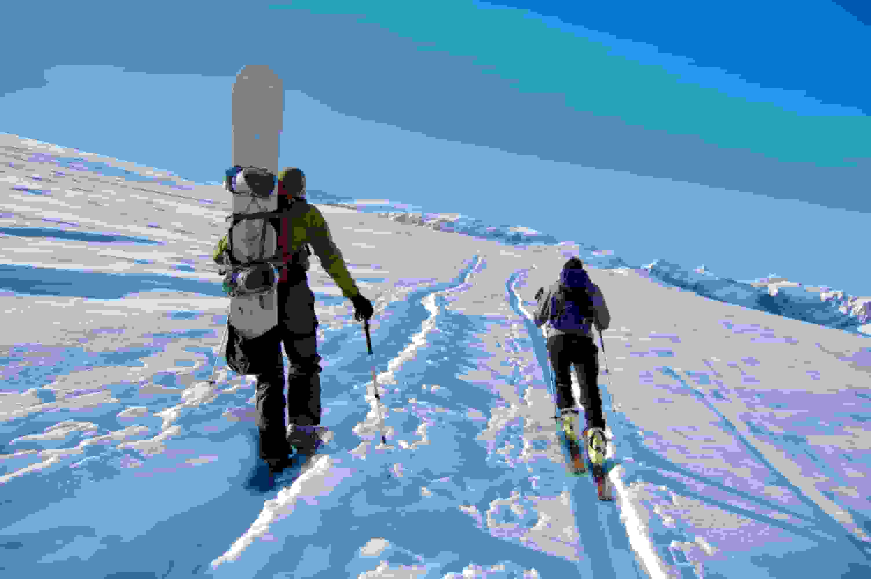 Strikte Trennung der Aufstiegsspuren: Links Schneeschuhe, rechts Ski