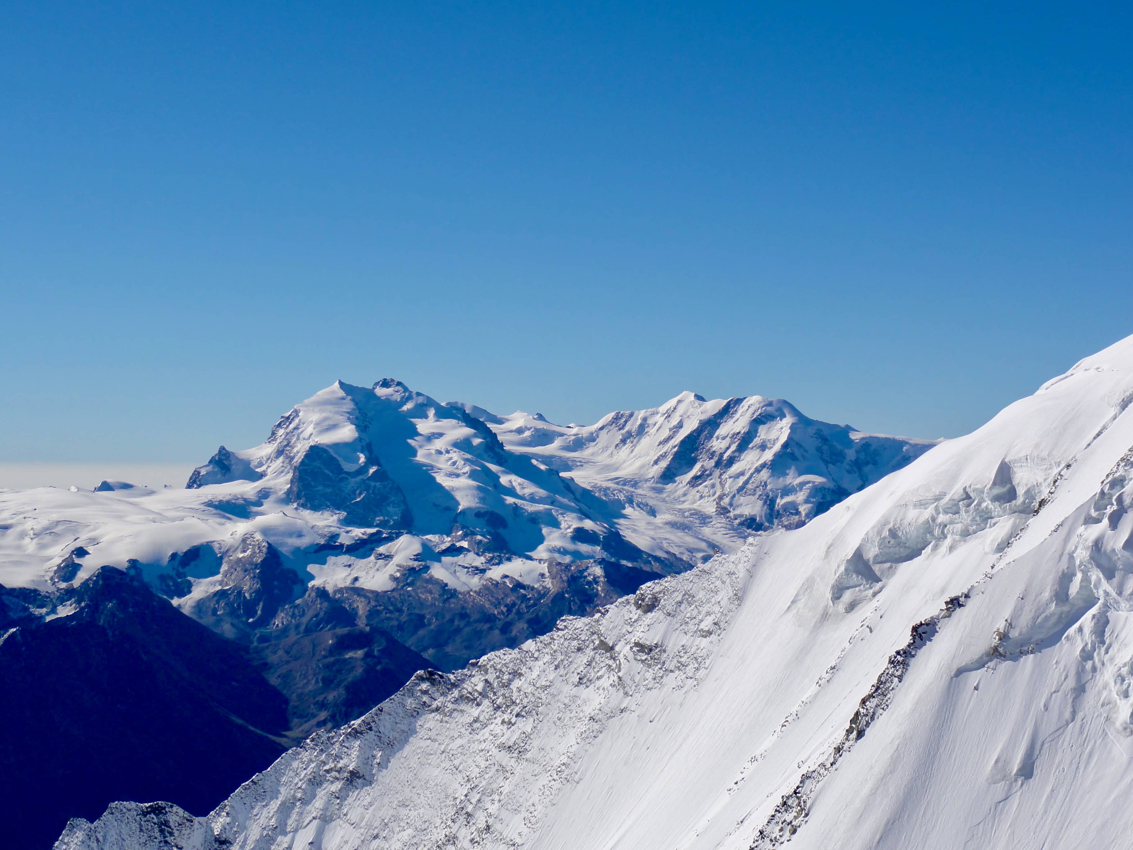 Monte Rosa und Liskamm, davor der Weisshorn-Ostgrat