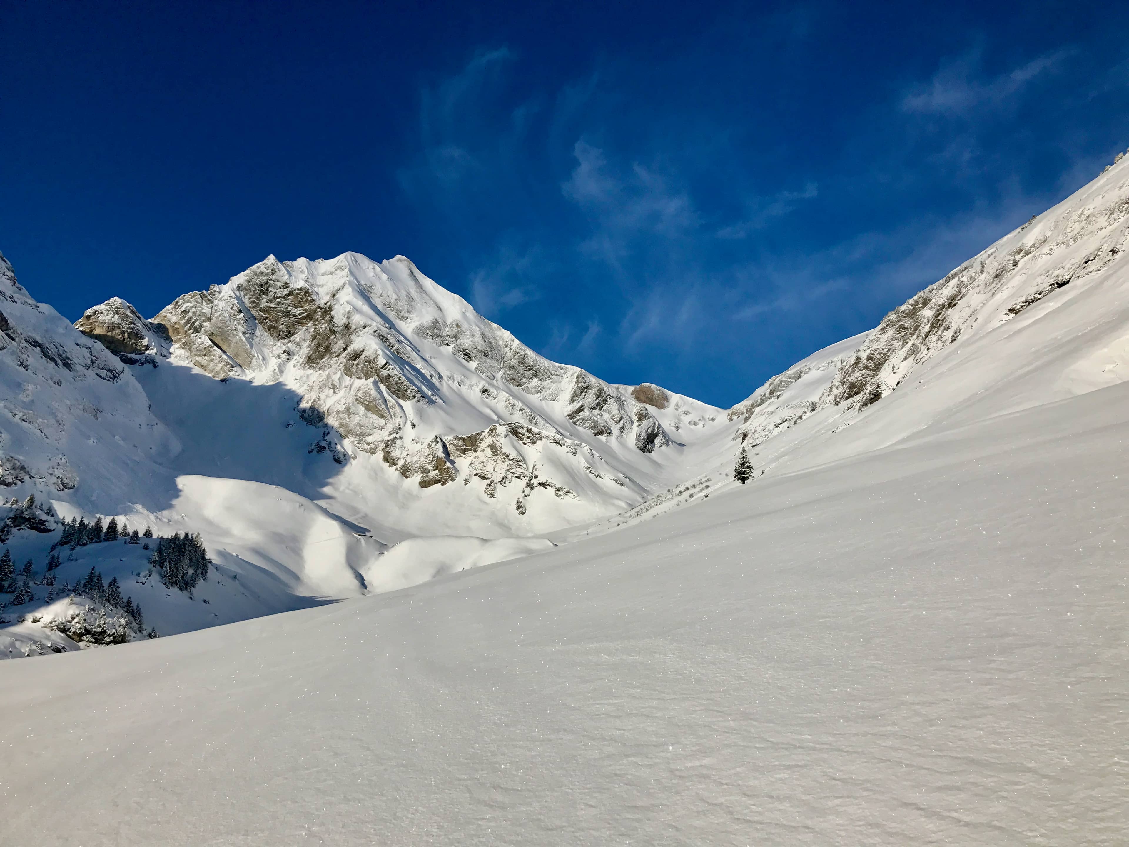 In den Einschnitt rechts der Bildmitte geht es