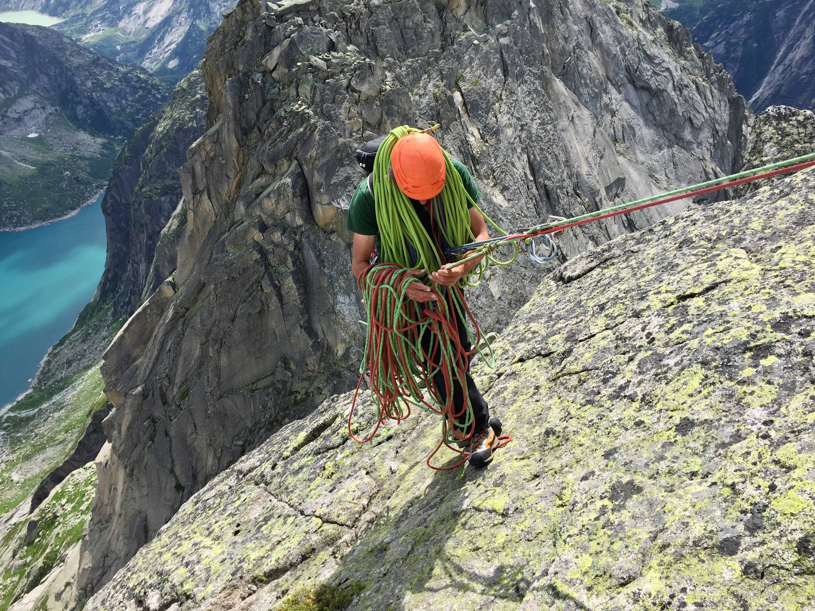 Abseilen: Der Bergführer geht voran