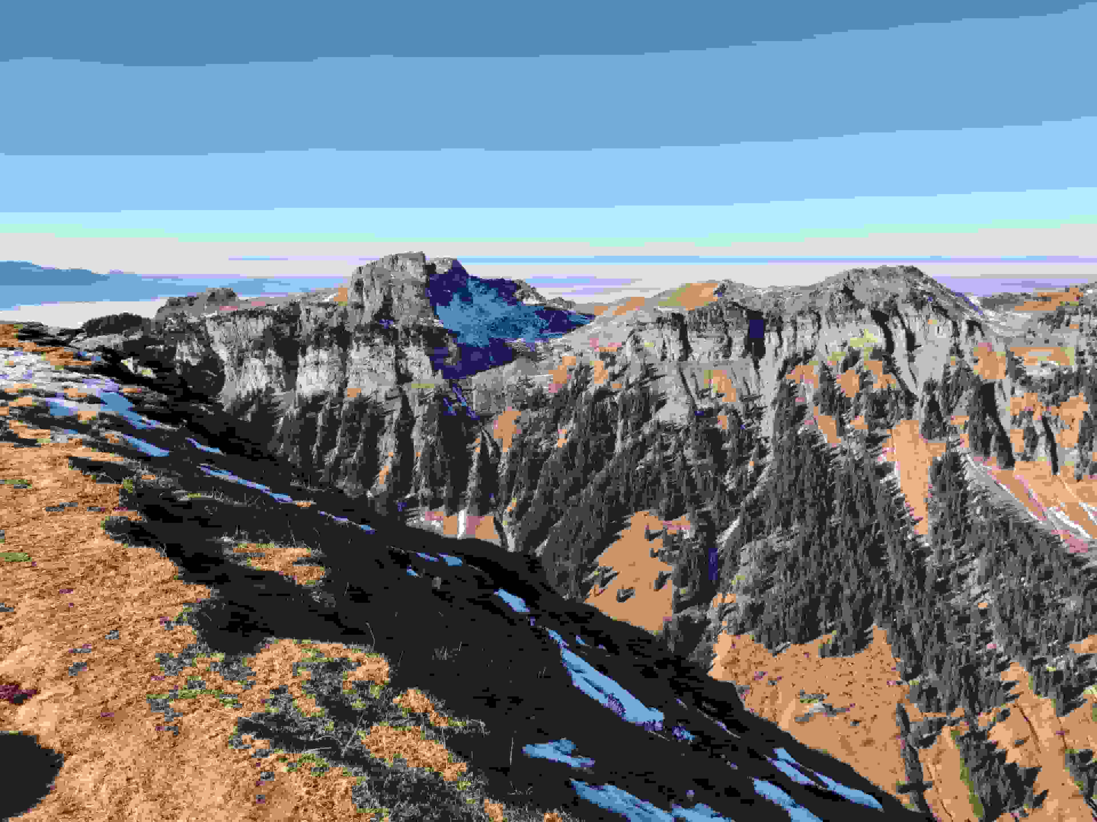 Blick zum Sigriswiler Rothorn, dahinter der Jura mit dem Chasseral