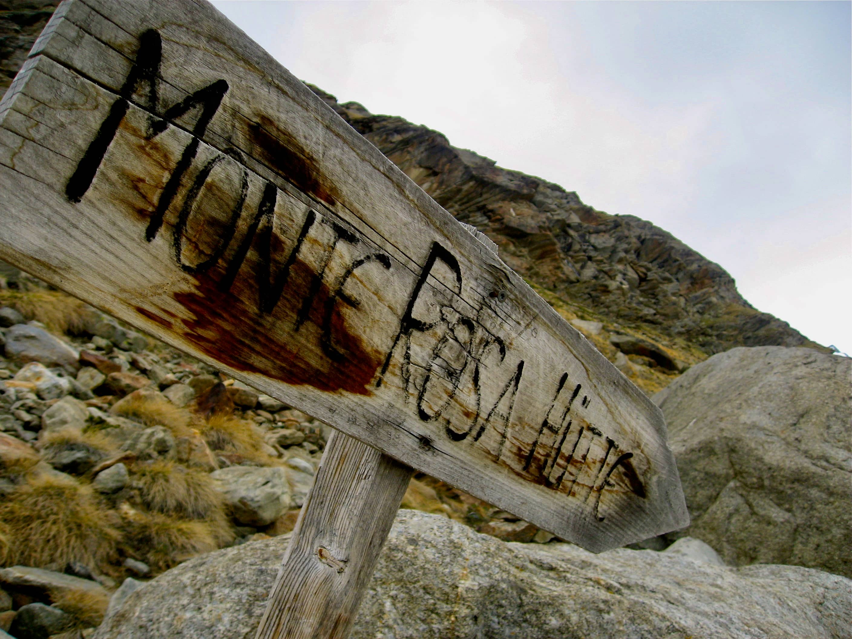 Es geht los! Markierung zur Monte Rosa-Hütte