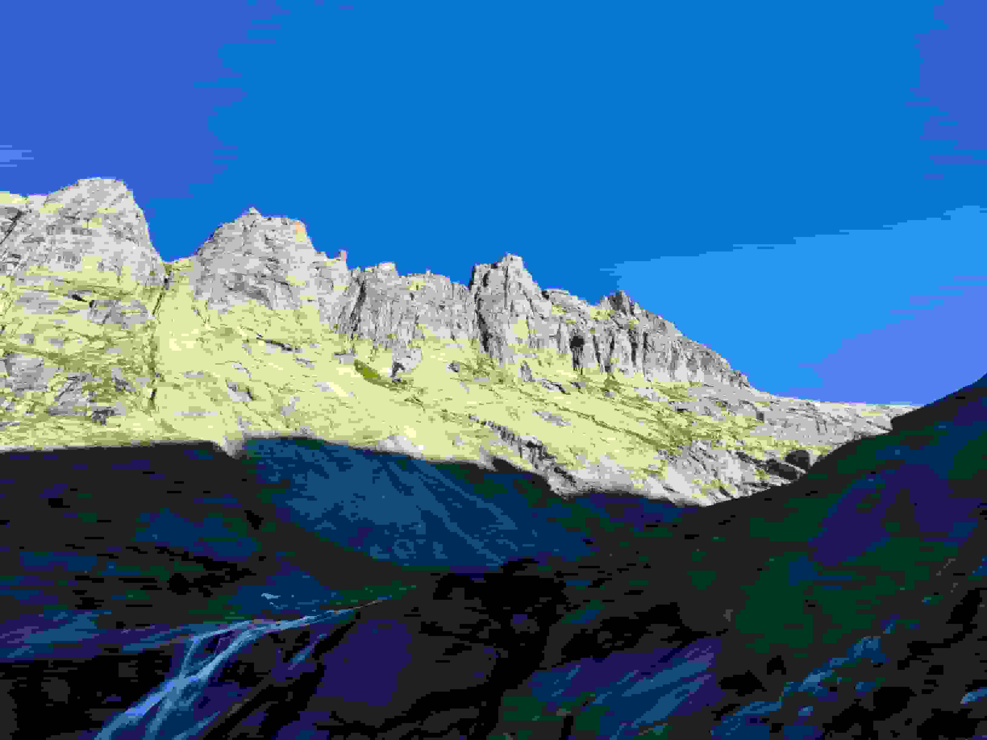 Erste Blicke hoch zu den Gelmerspitzen