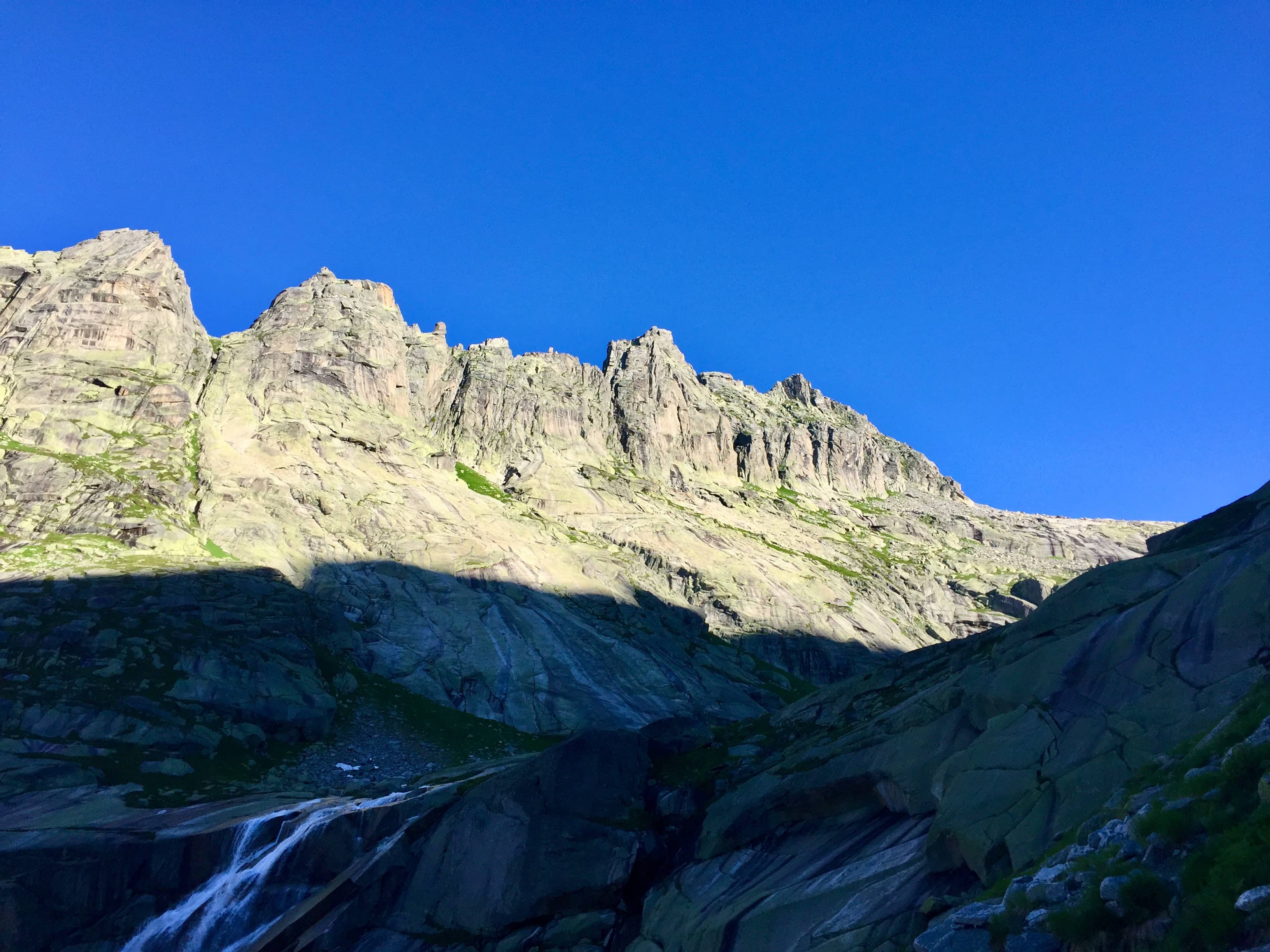 Erste Blicke hoch zu den Gelmerspitzen