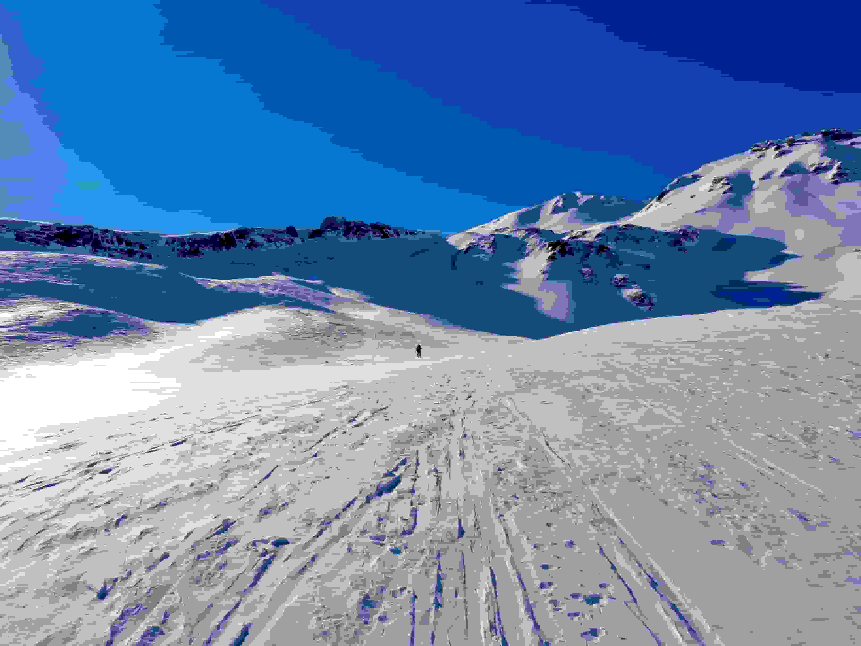 Lonesome Skitourengänger auf dem Weg zur Spitzmeilenfurggel