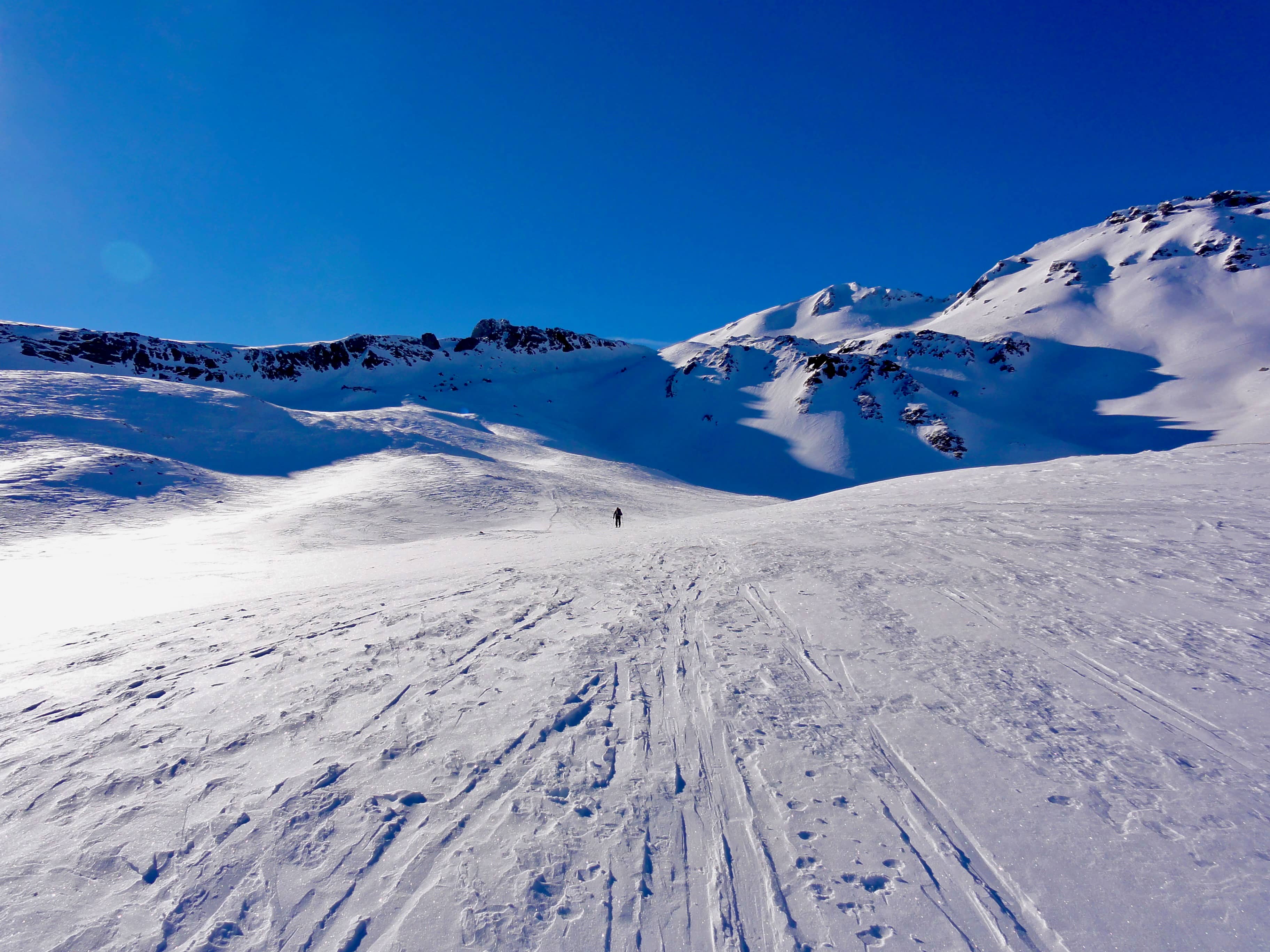 Lonesome Skitourengänger auf dem Weg zur Spitzmeilenfurggel