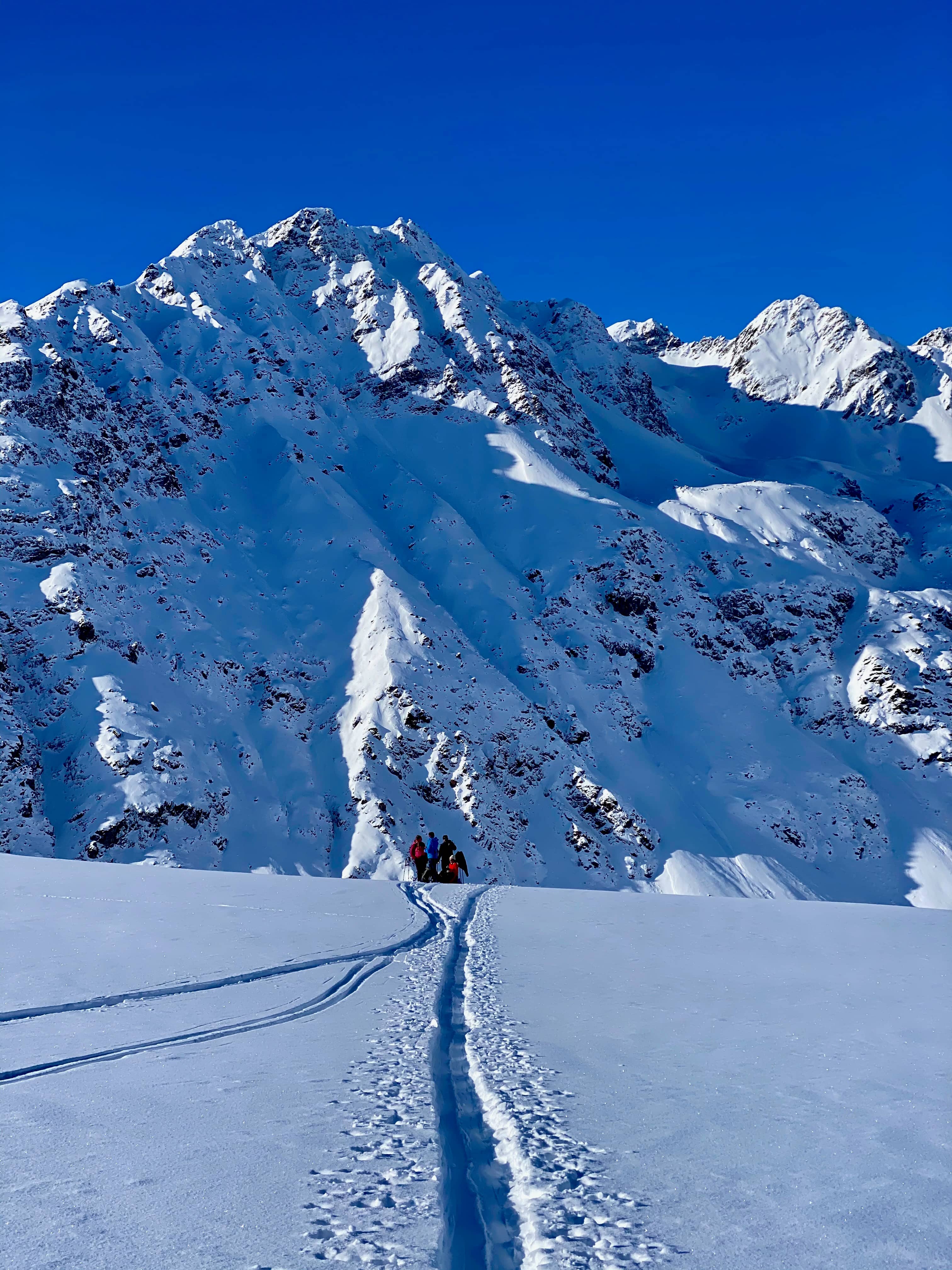 Eine andere Gruppe im Aufstieg - dahinter der Piz Champatsch