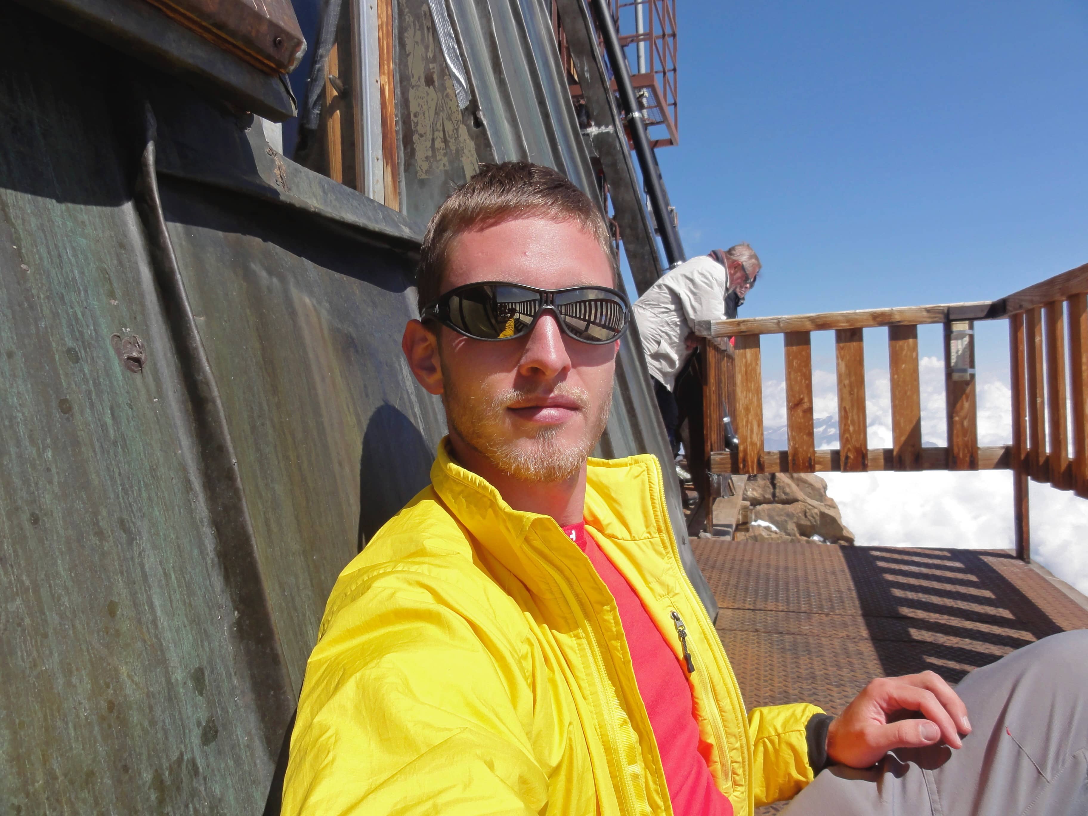 Ich geniesse die Sonne auf dem Balkon der Capanna Margherita – auf über 4500 Metern!