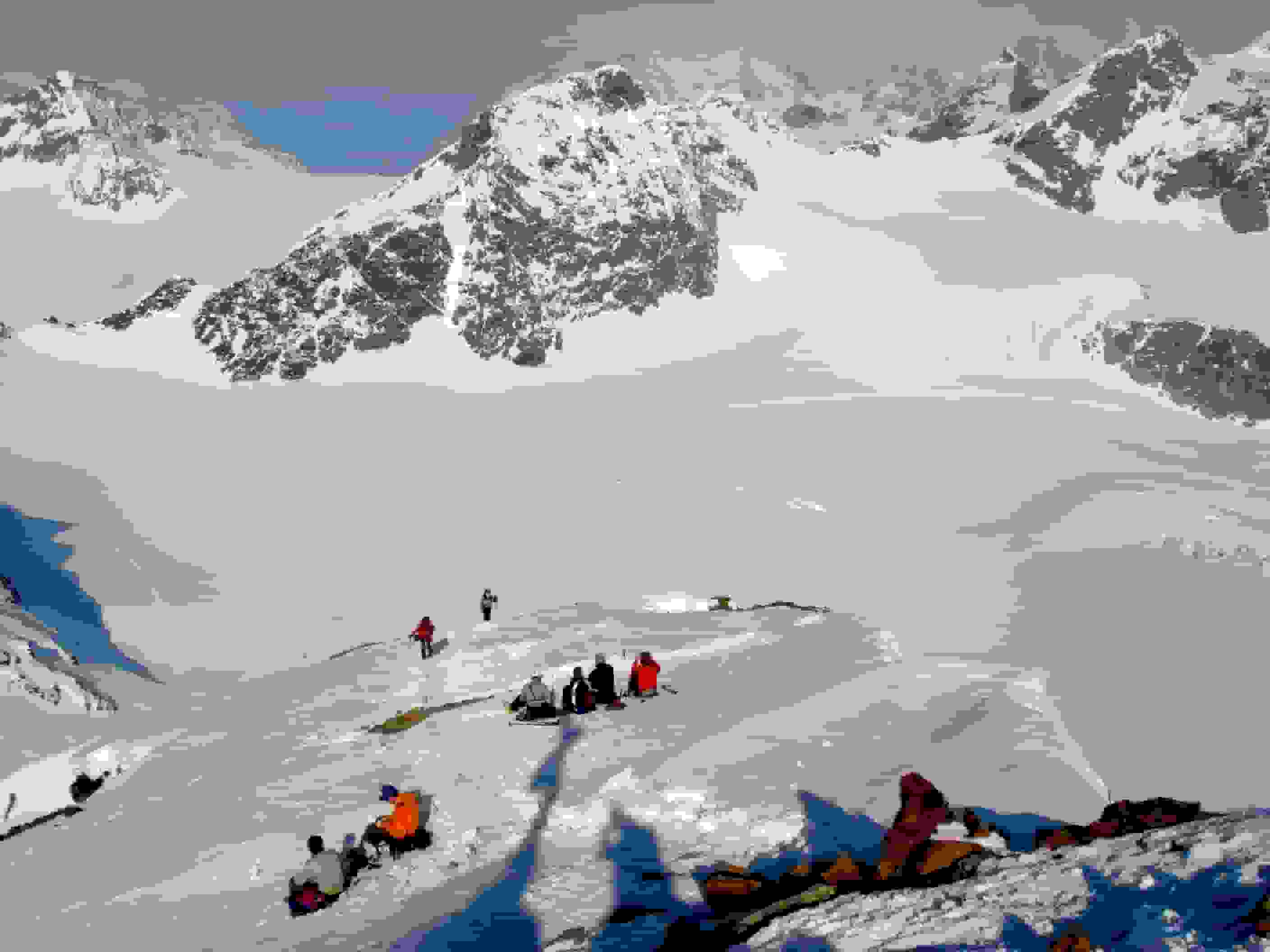 Schon viel Betrieb auf dem Gipfel. Unten der Ochsentaler Gletscher, hinten links La Cudera / Silvrettagletscher