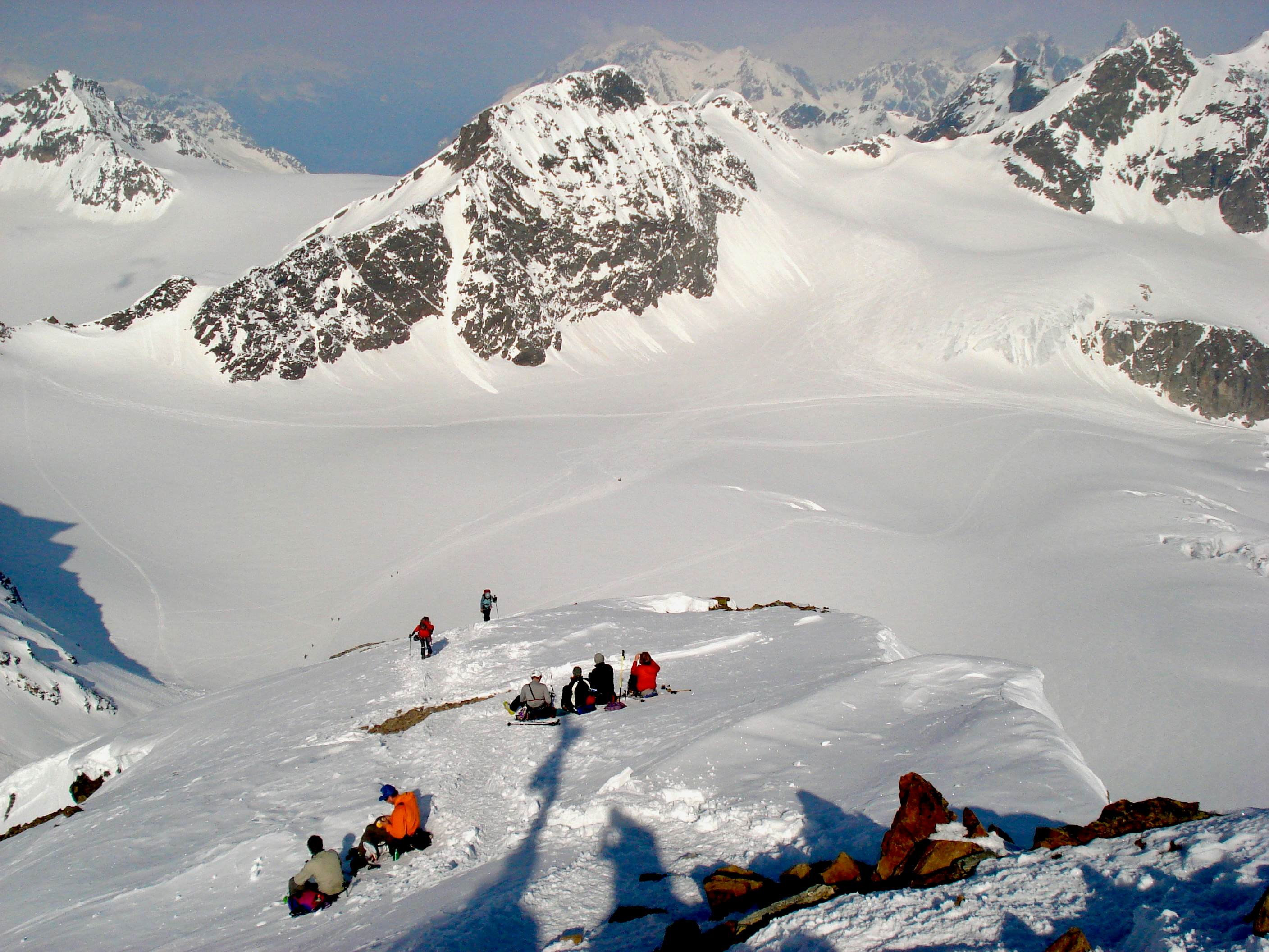 Schon viel Betrieb auf dem Gipfel. Unten der Ochsentaler Gletscher, hinten links La Cudera / Silvrettagletscher