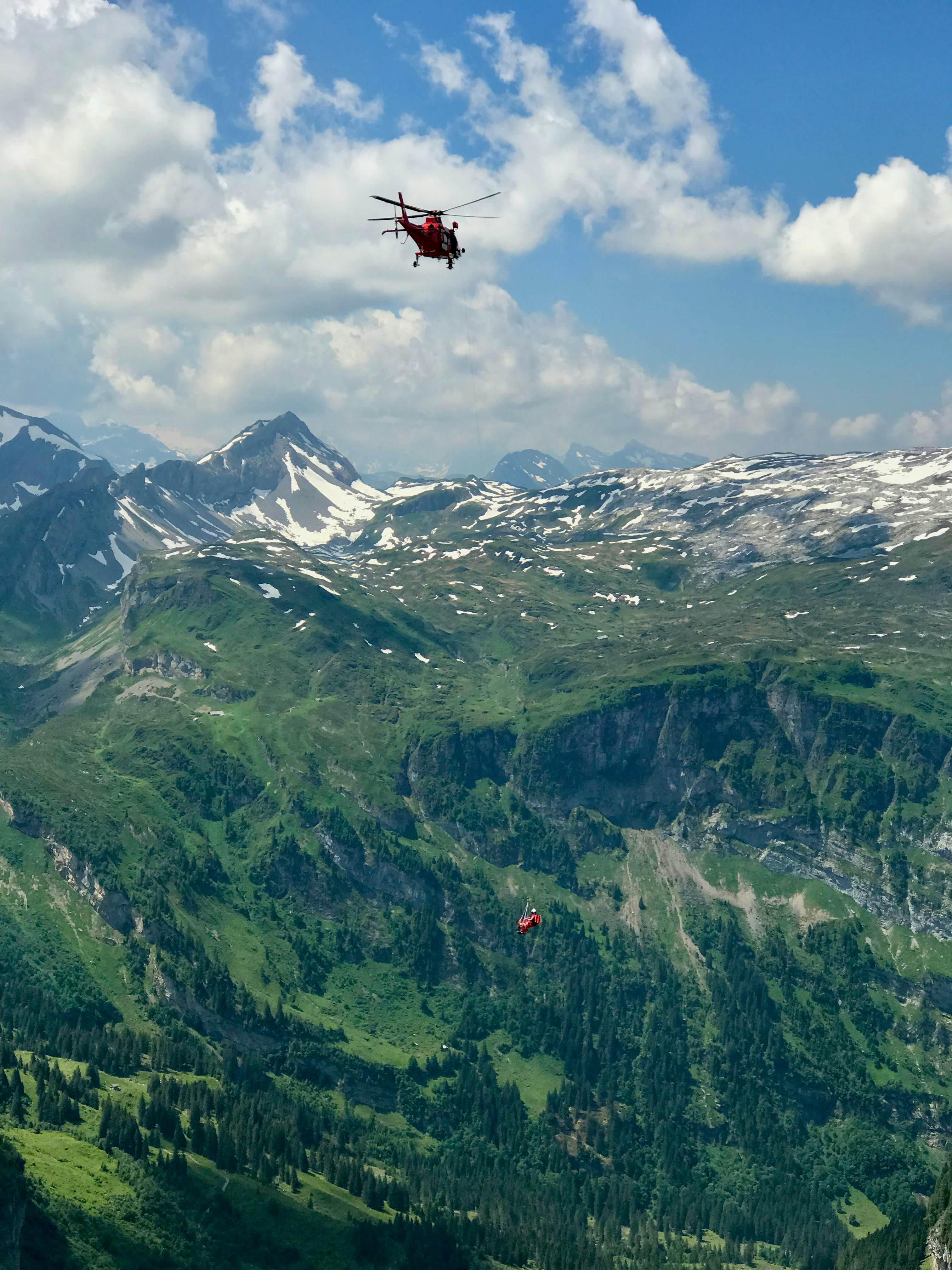 Rettung einer verunglückten Berggängerin mit dem Helikopter
