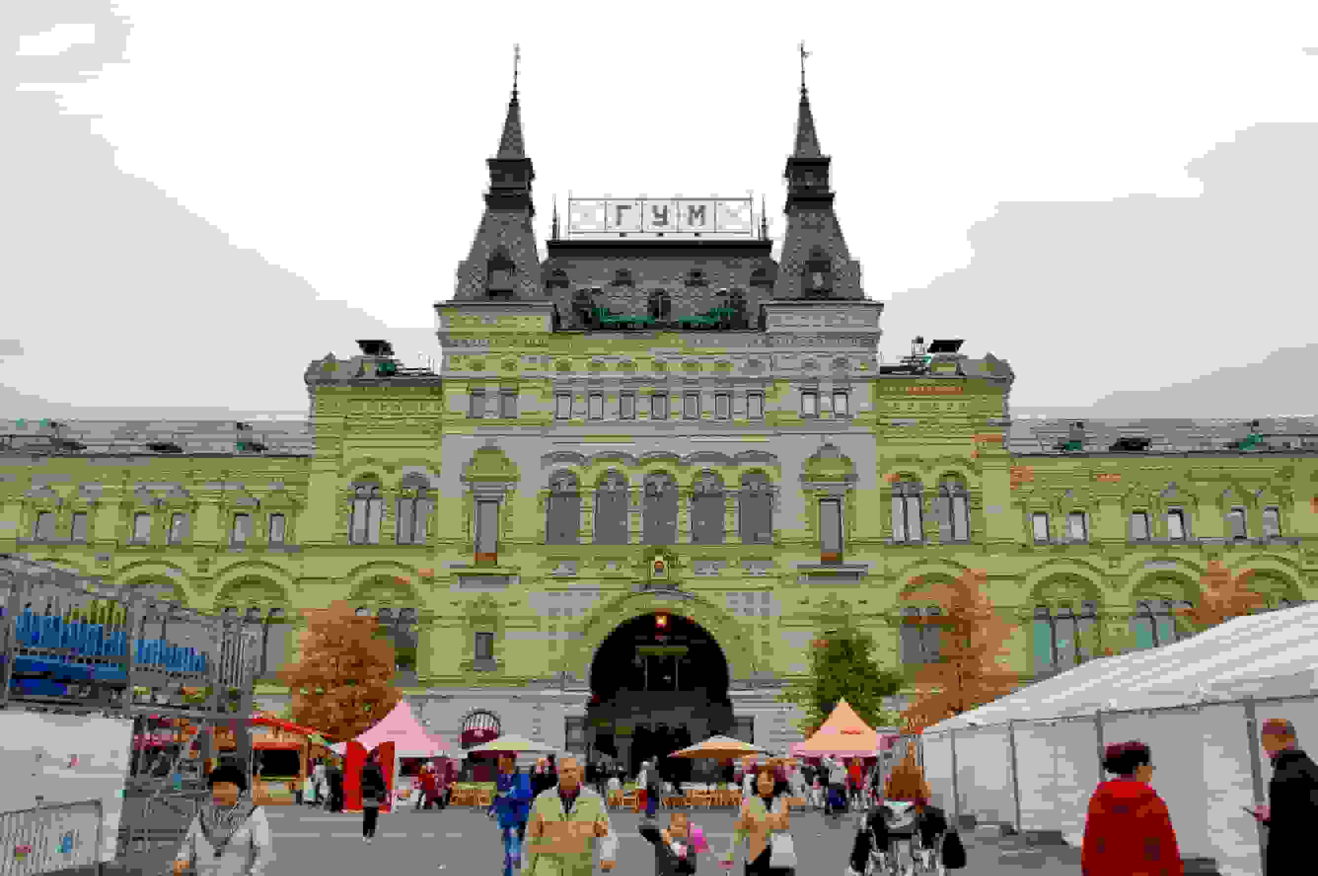 Warenhaus Gum. Einst in Krämerhaus, heute preisen die Luxusmarken aller Welt ihre Waren an.