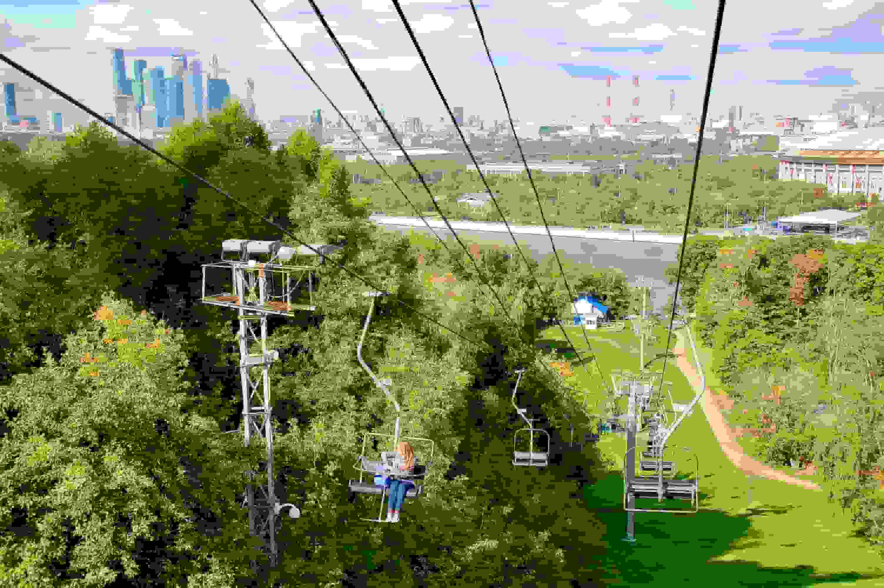 Kaum zu glauben: Ein kurzer Sessellift führt von den Sperlingsbergen hinunter zum Moskva-Ufer. Hier befindet sich eine Skisprungschanze und ein kleiner Skihügel