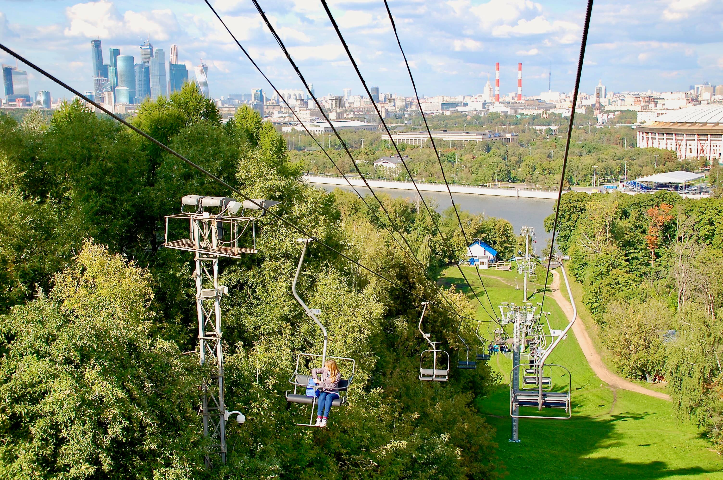 Kaum zu glauben: Ein kurzer Sessellift führt von den Sperlingsbergen hinunter zum Moskva-Ufer. Hier befindet sich eine Skisprungschanze und ein kleiner Skihügel